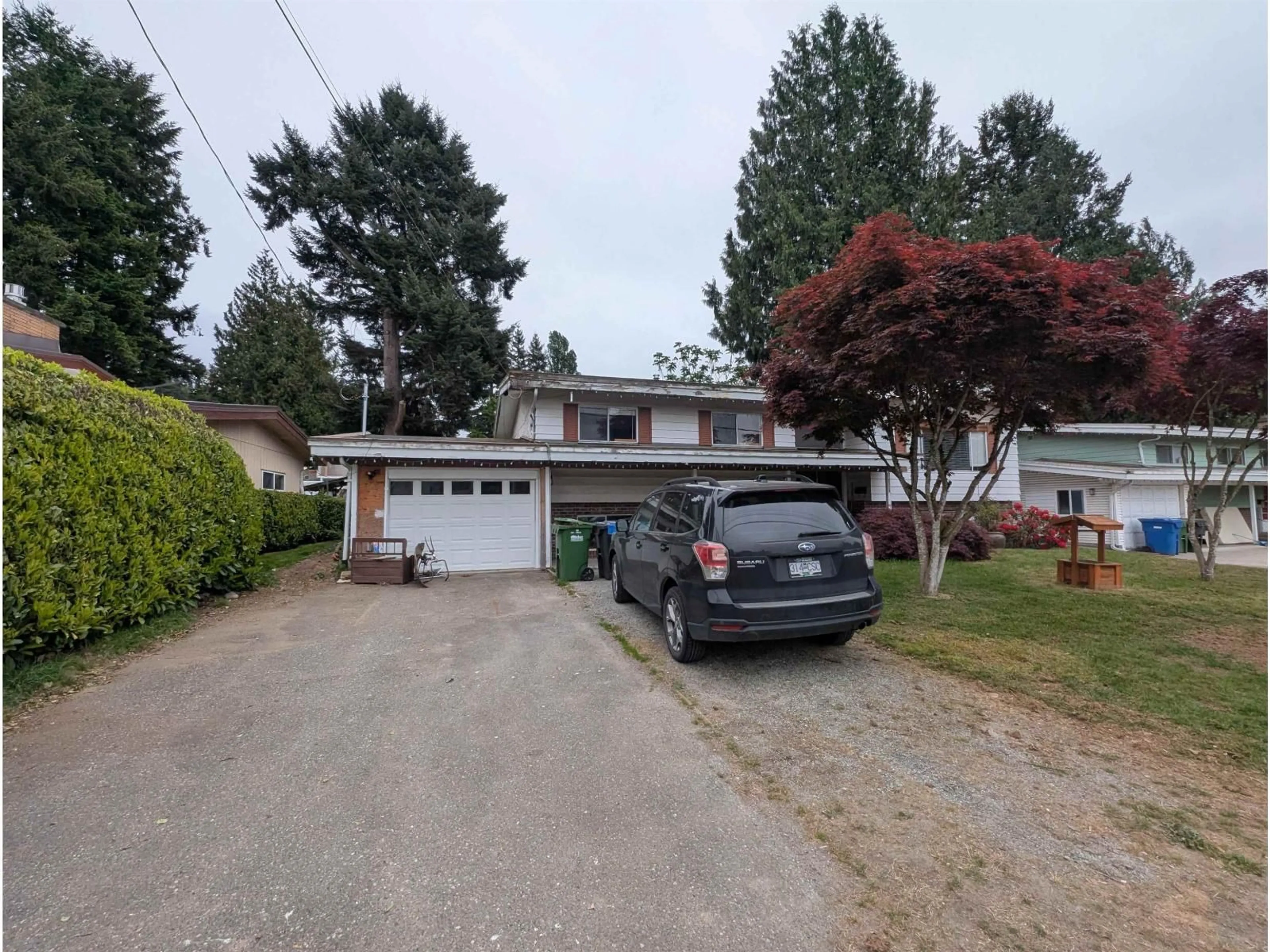 A pic from outside/outdoor area/front of a property/back of a property/a pic from drone, street for 2114 LYNDEN STREET, Abbotsford British Columbia V2T3B5