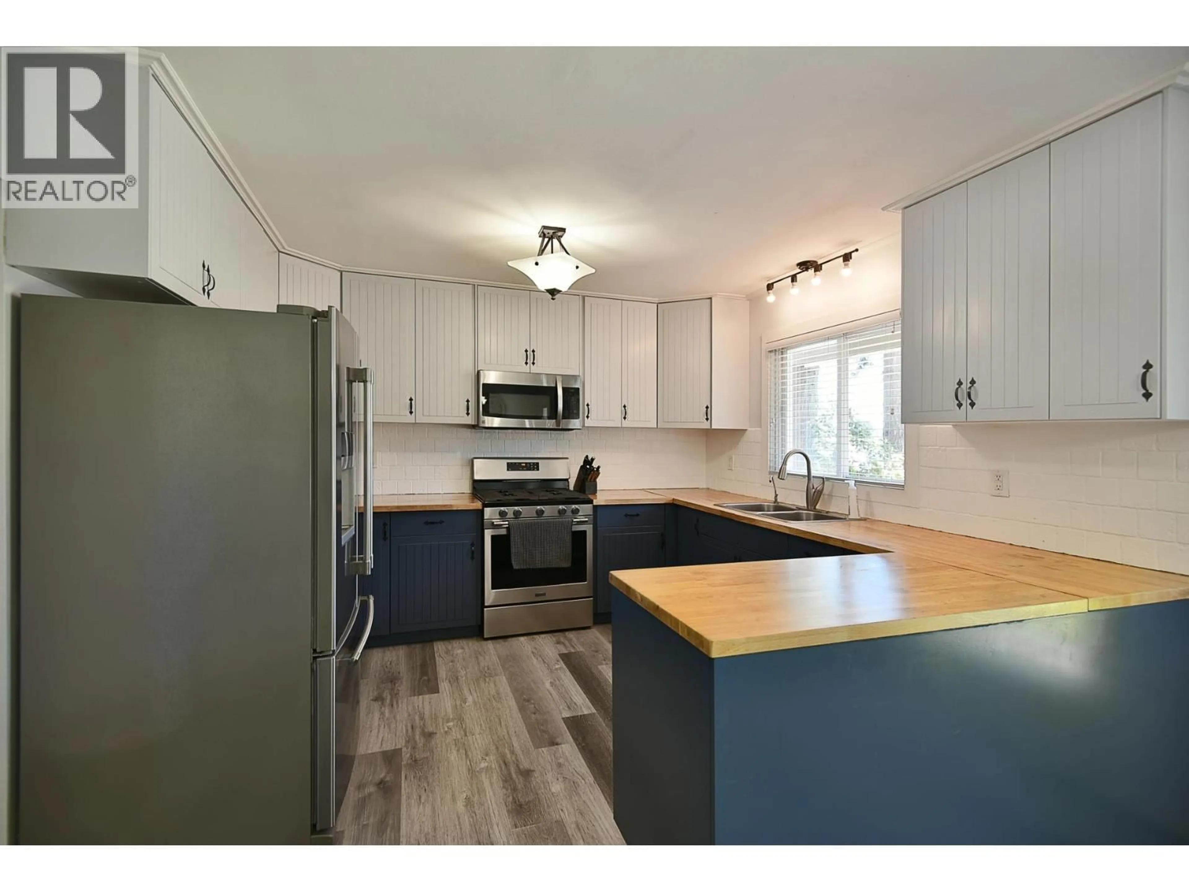 Open concept kitchen, wood/laminate floor for 5784 MEDUSA STREET, Sechelt British Columbia V7Z0J8