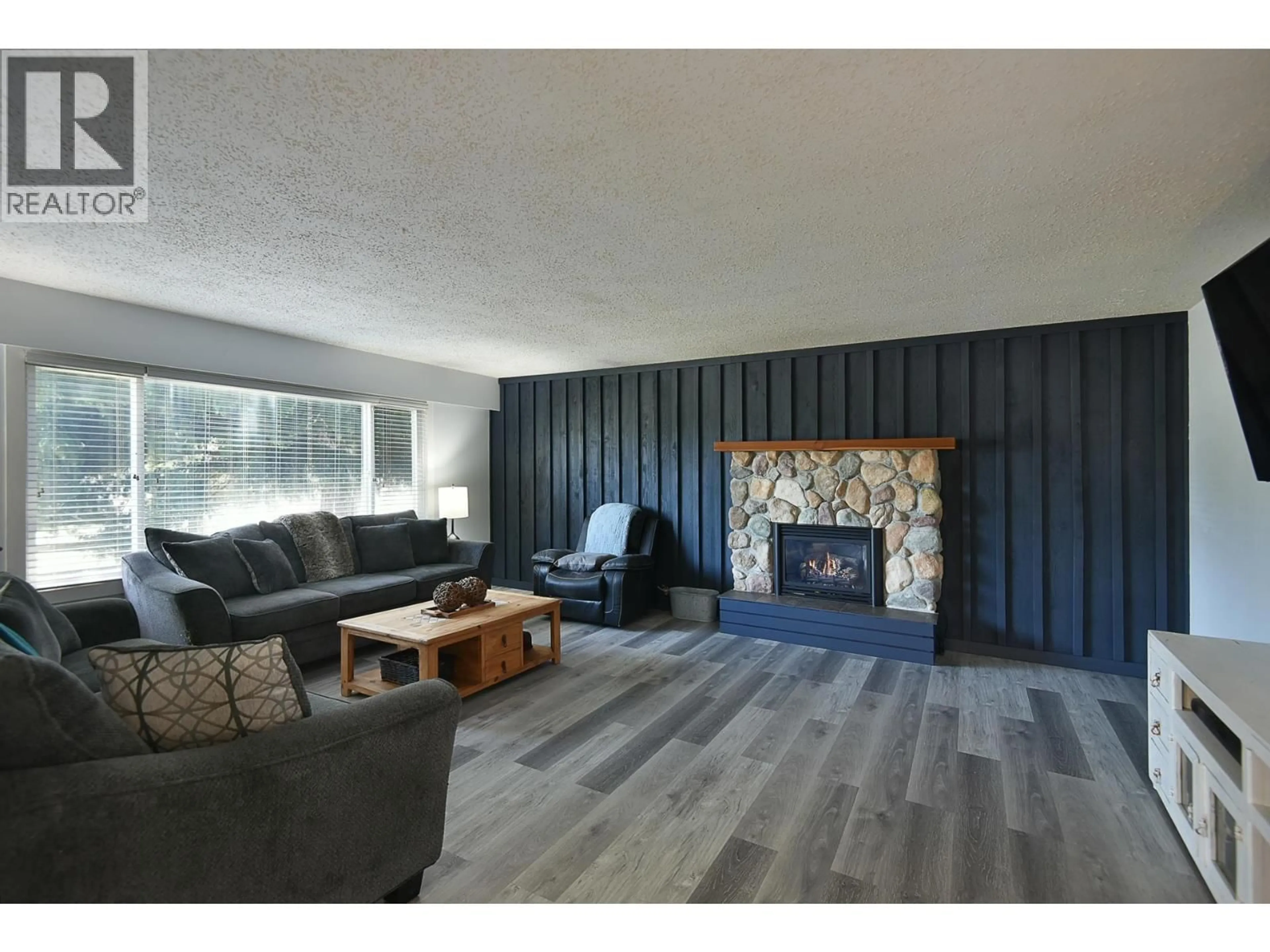 Living room with furniture, wood/laminate floor for 5784 MEDUSA STREET, Sechelt British Columbia V7Z0J8