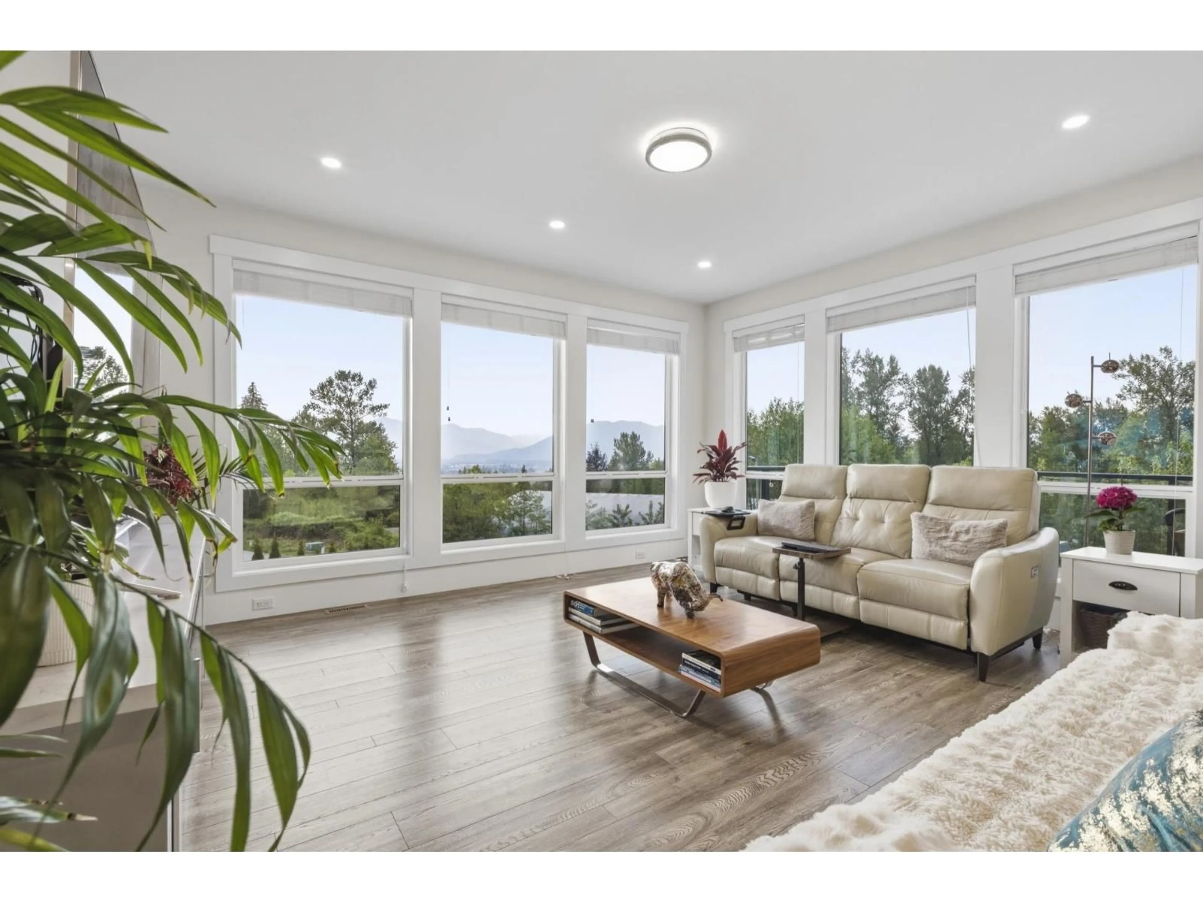 Living room with furniture, wood/laminate floor for 3 - 8295 NIXON ROAD, Chilliwack British Columbia V4Z0C8