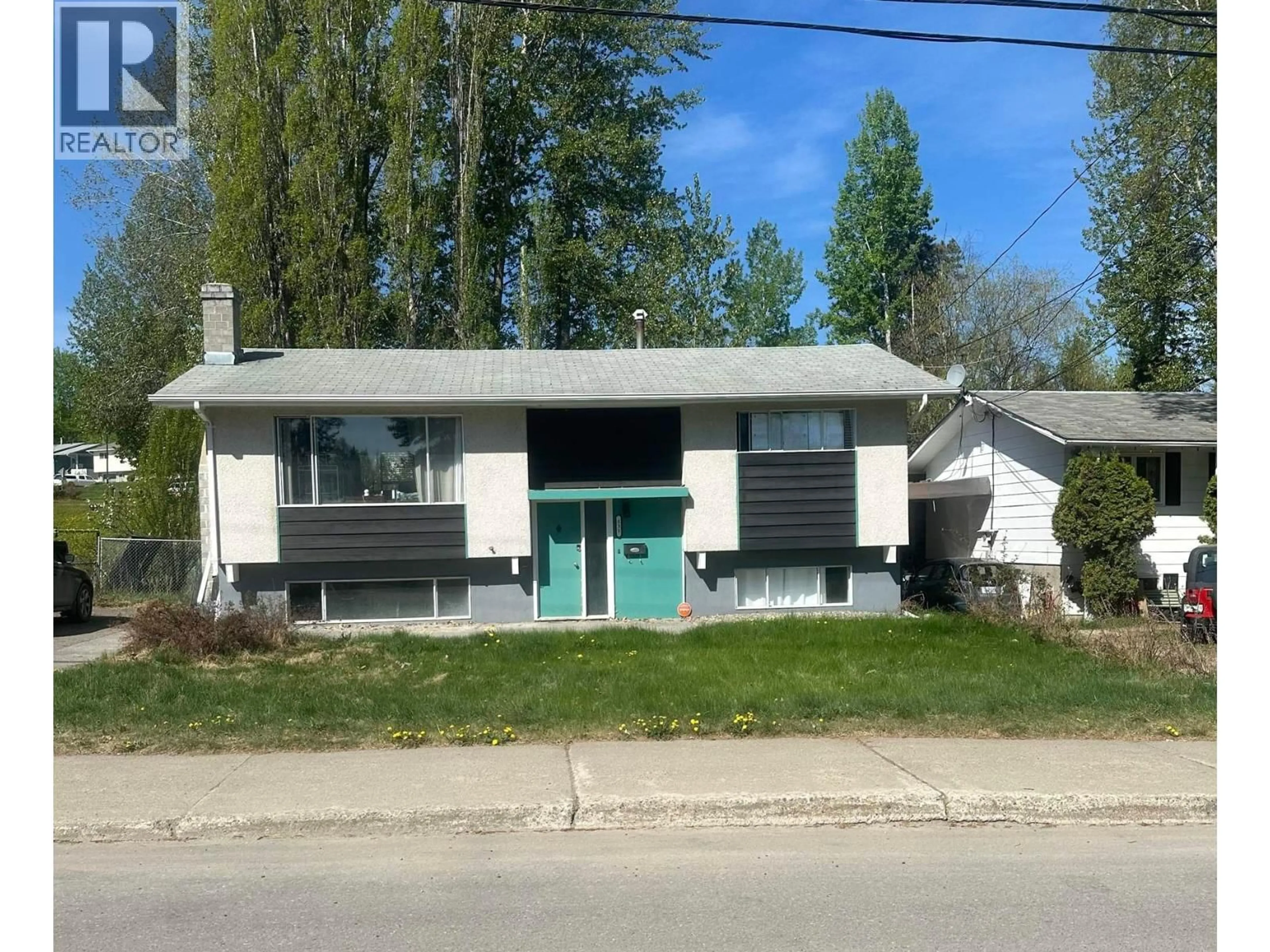 Home with vinyl exterior material, street for 531 PERRY STREET, Quesnel British Columbia V2J1P1