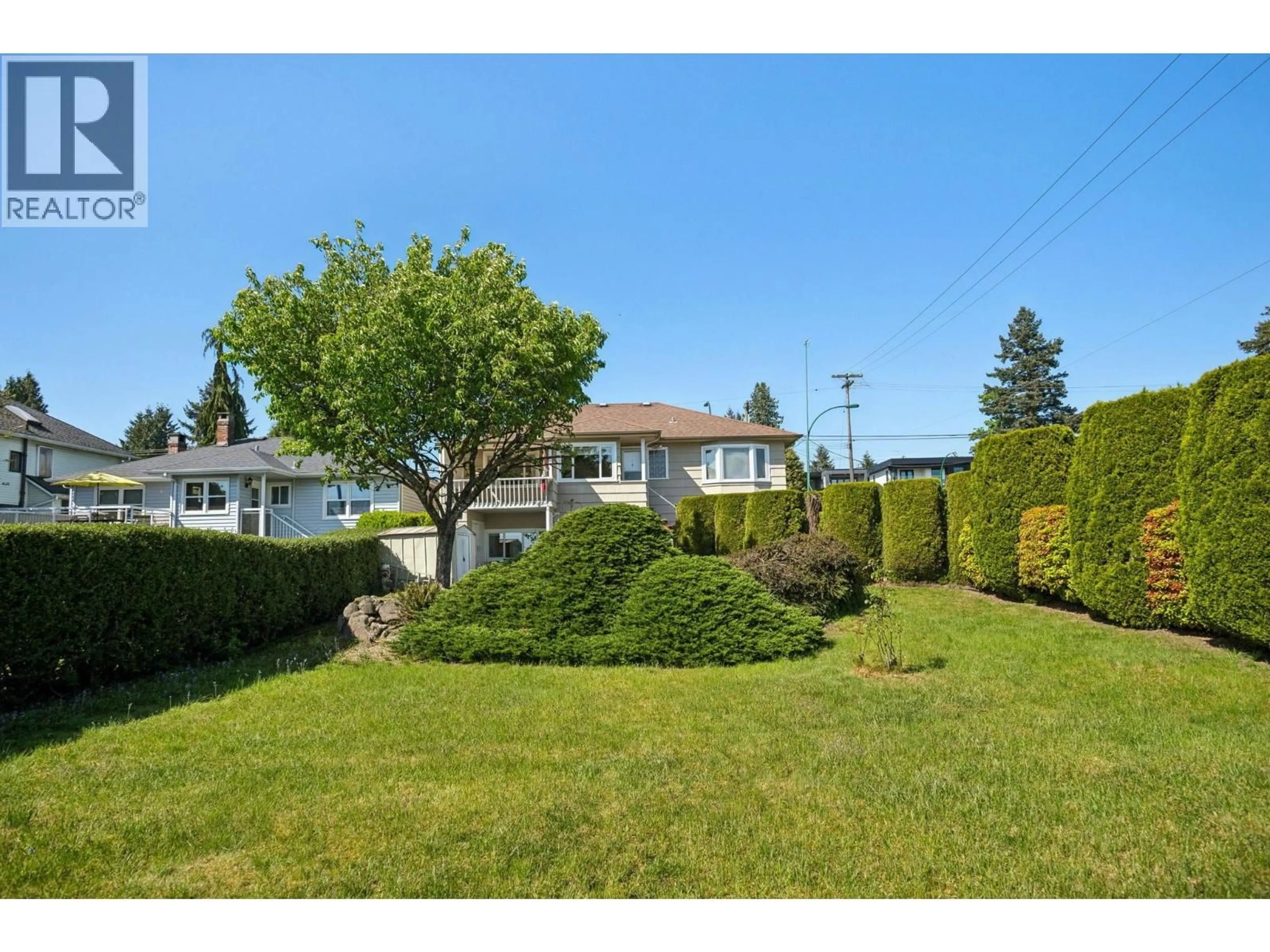 A pic from outside/outdoor area/front of a property/back of a property/a pic from drone, unknown for 657 KEITH ROAD, North Vancouver British Columbia V7L1W4