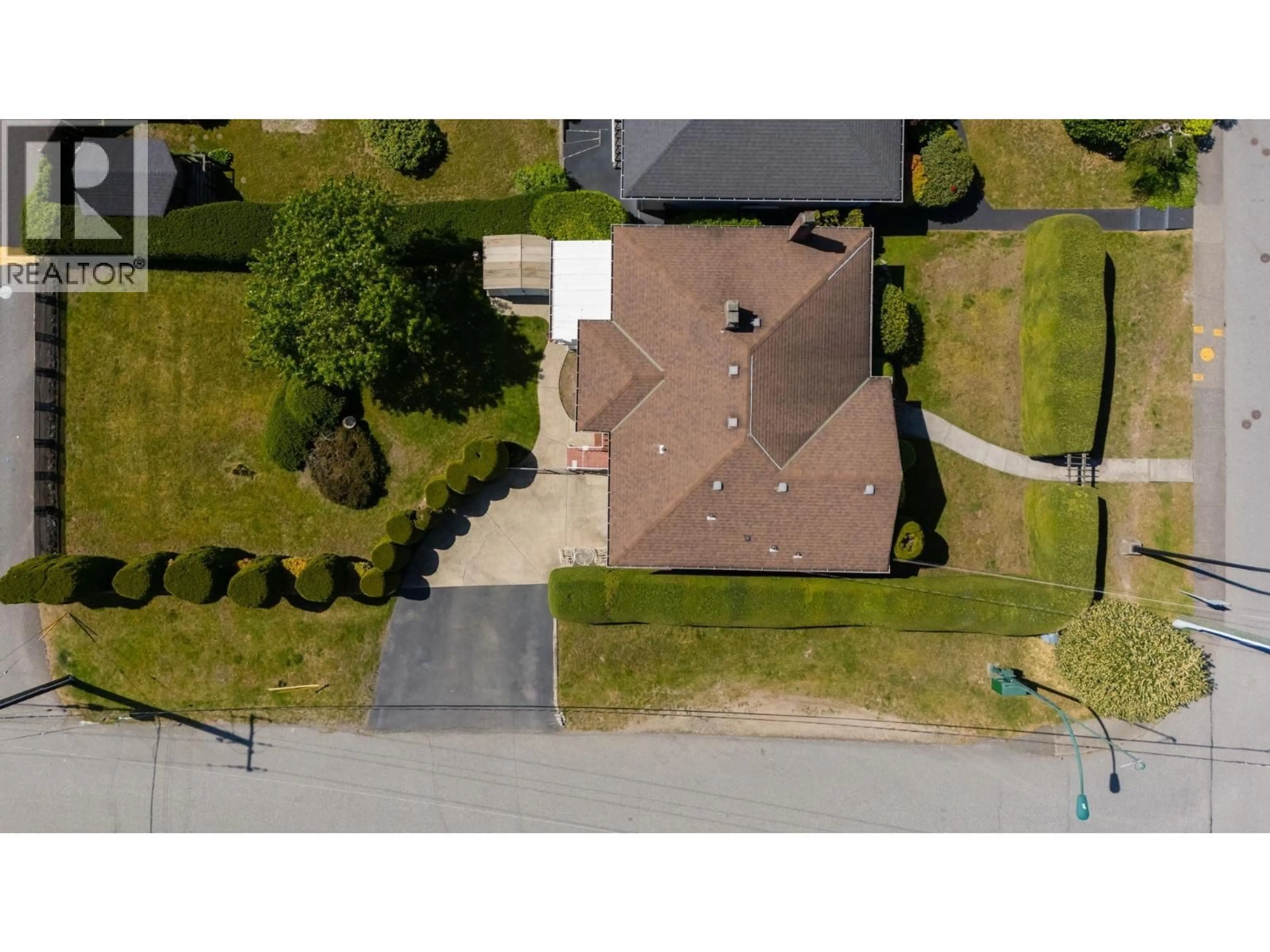 A pic from outside/outdoor area/front of a property/back of a property/a pic from drone, street for 657 KEITH ROAD, North Vancouver British Columbia V7L1W4