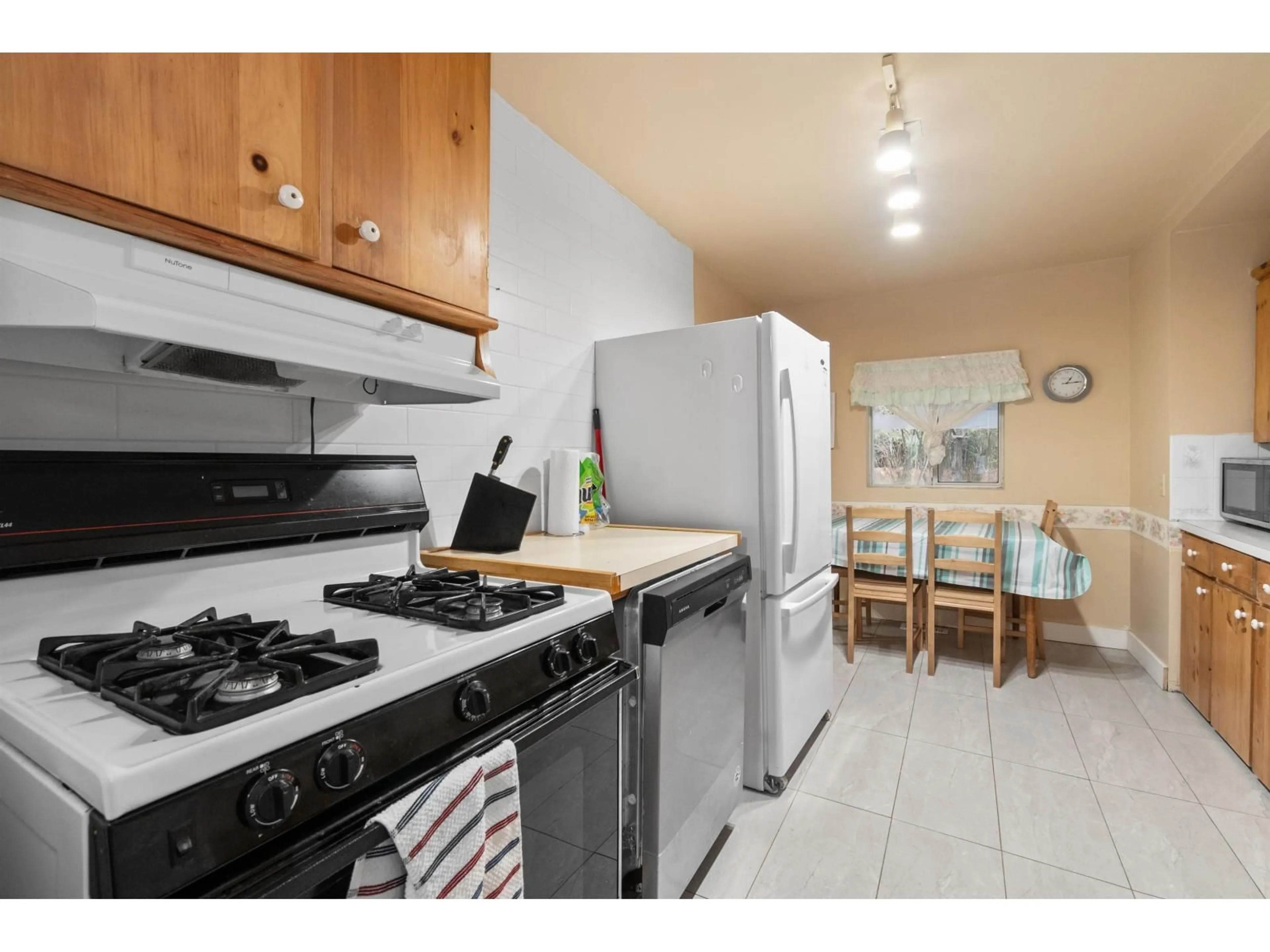 Standard kitchen, unknown for 366 WATER AVENUE, Hope British Columbia V0X1L0
