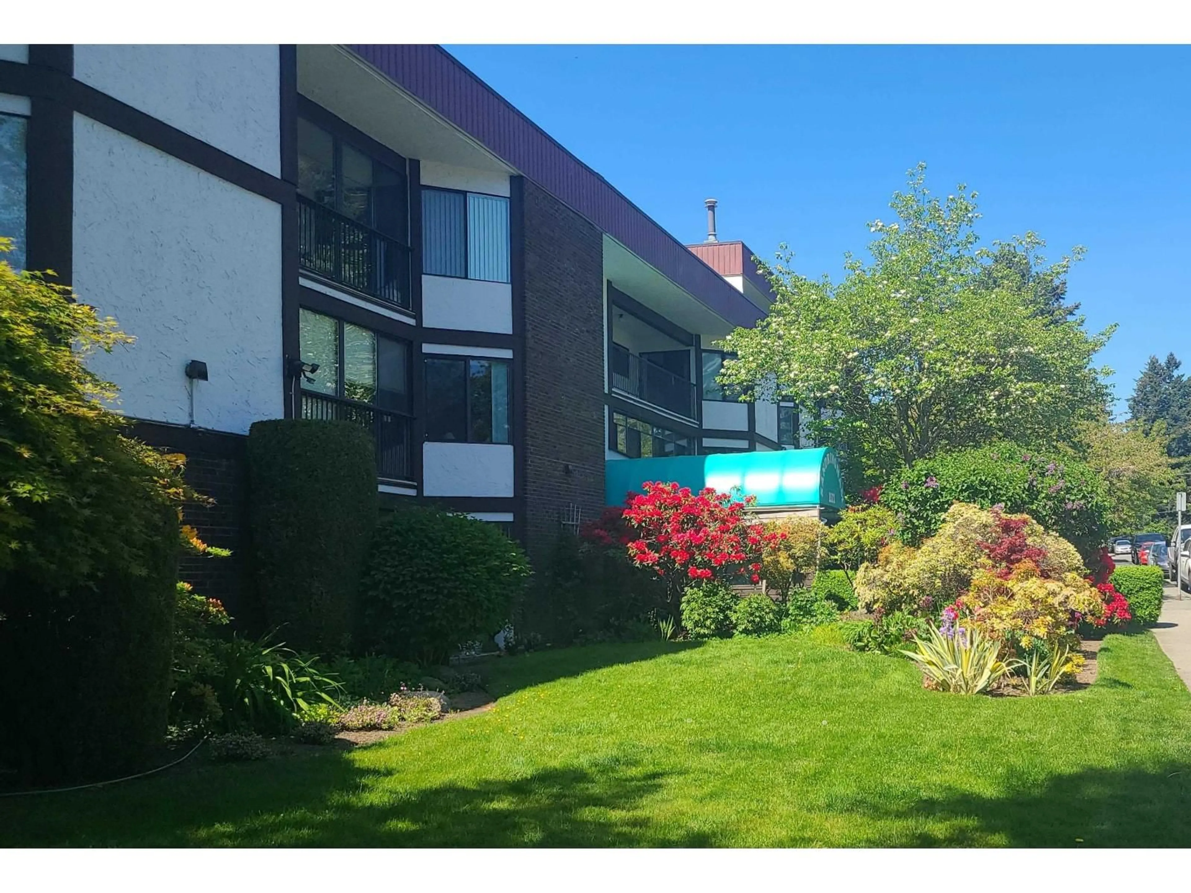 A pic from outside/outdoor area/front of a property/back of a property/a pic from drone, unknown for 210 - 1521 BLACKWOOD STREET, White Rock British Columbia V4B3V6