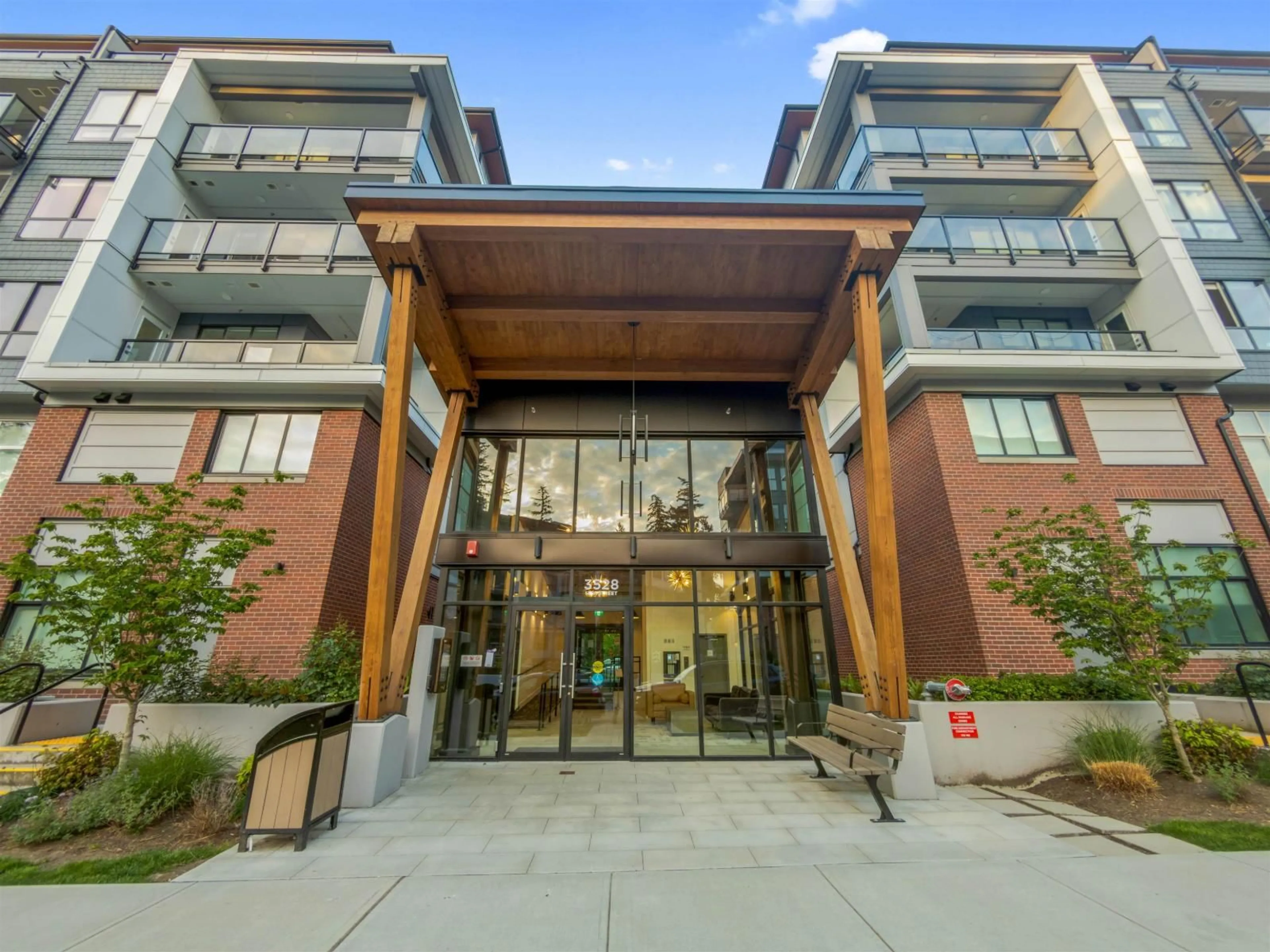 Indoor foyer for 102 - 3528 146A STREET, Surrey British Columbia V4P0H4