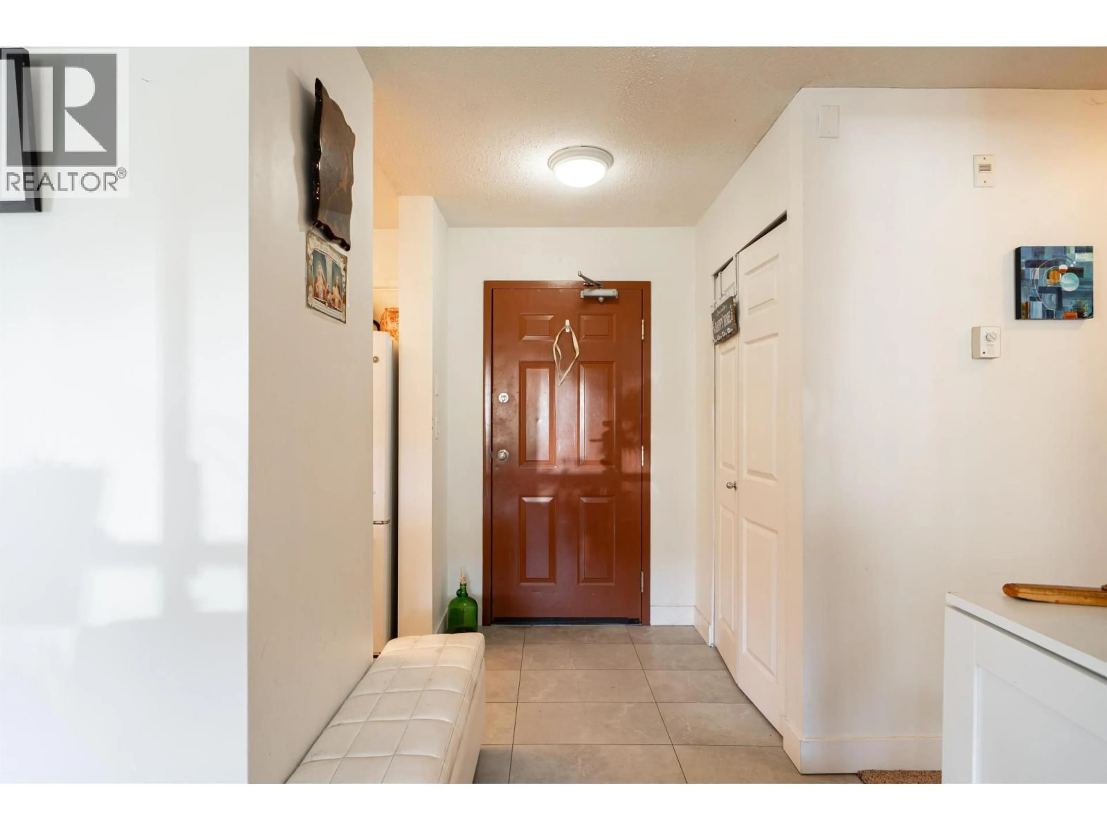 Indoor entryway for 207 - 223 MOUNTAIN HIGHWAY, North Vancouver British Columbia V7J3V3