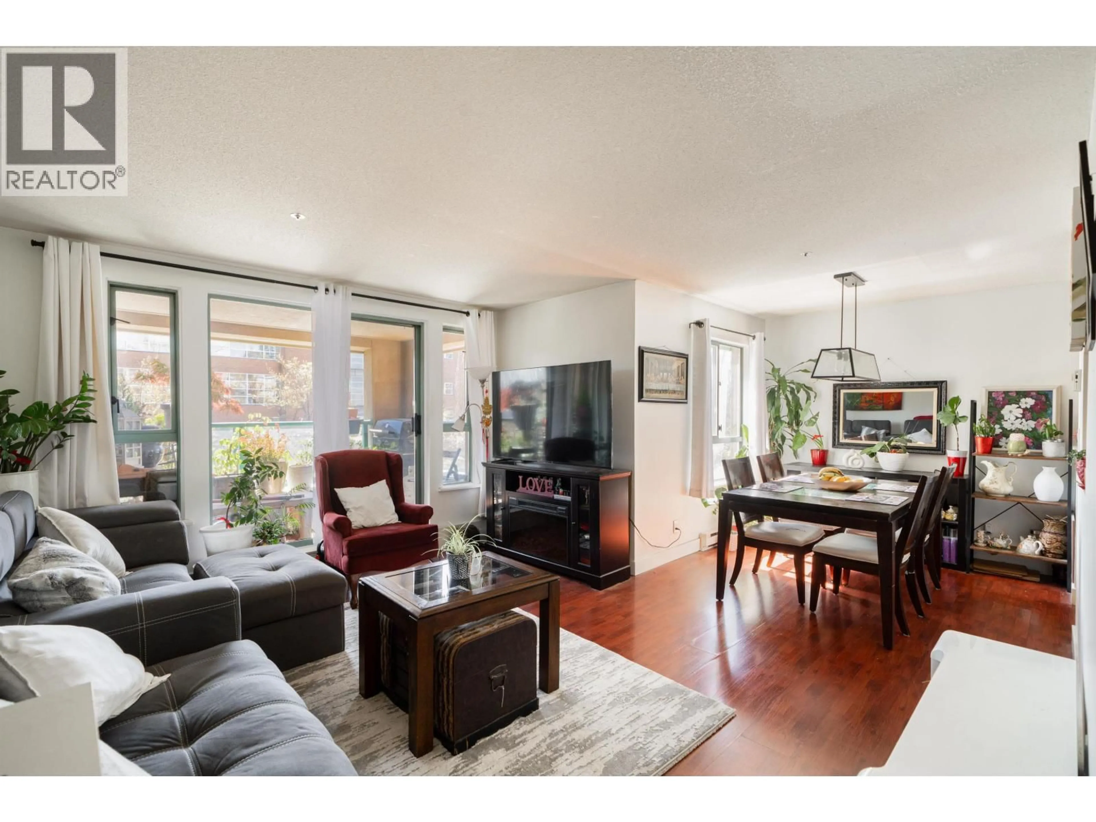 Living room with furniture, wood/laminate floor for 207 - 223 MOUNTAIN HIGHWAY, North Vancouver British Columbia V7J3V3
