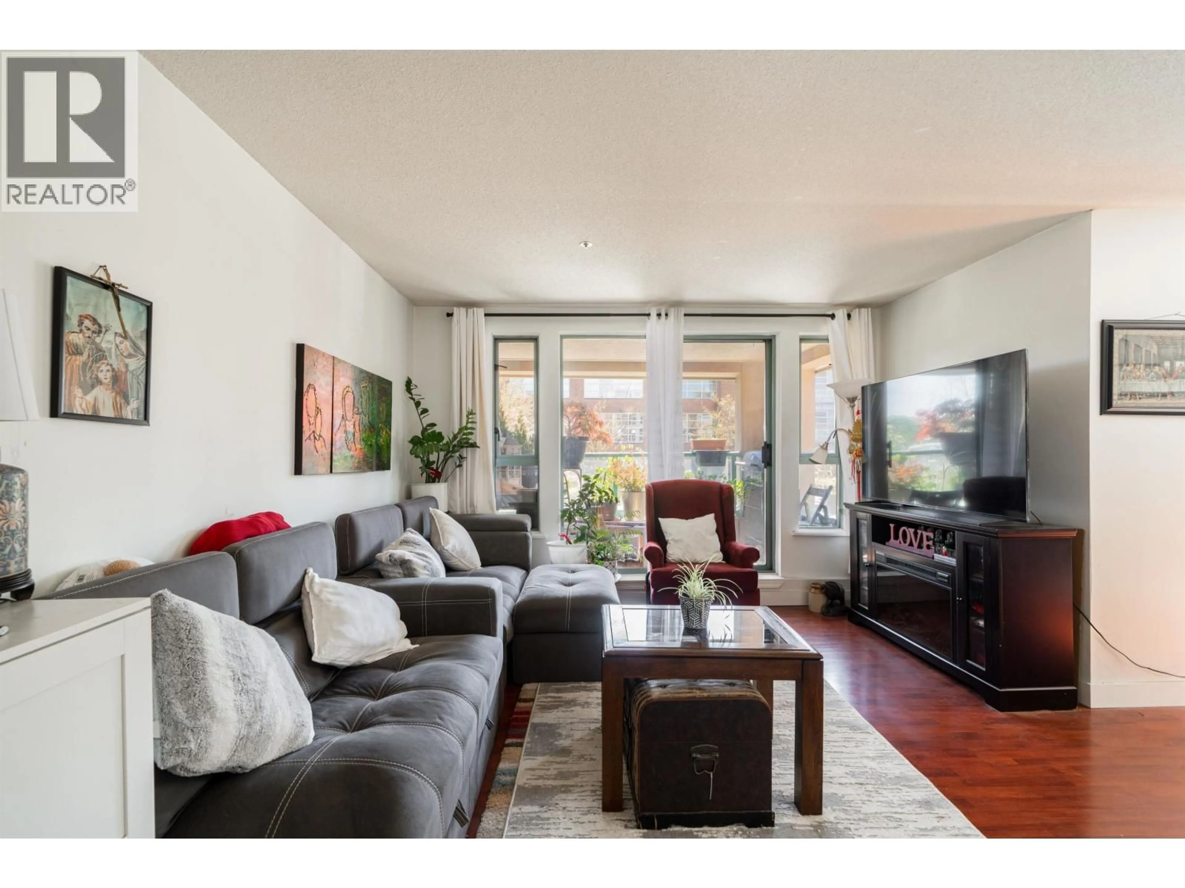Living room with furniture, wood/laminate floor for 207 - 223 MOUNTAIN HIGHWAY, North Vancouver British Columbia V7J3V3