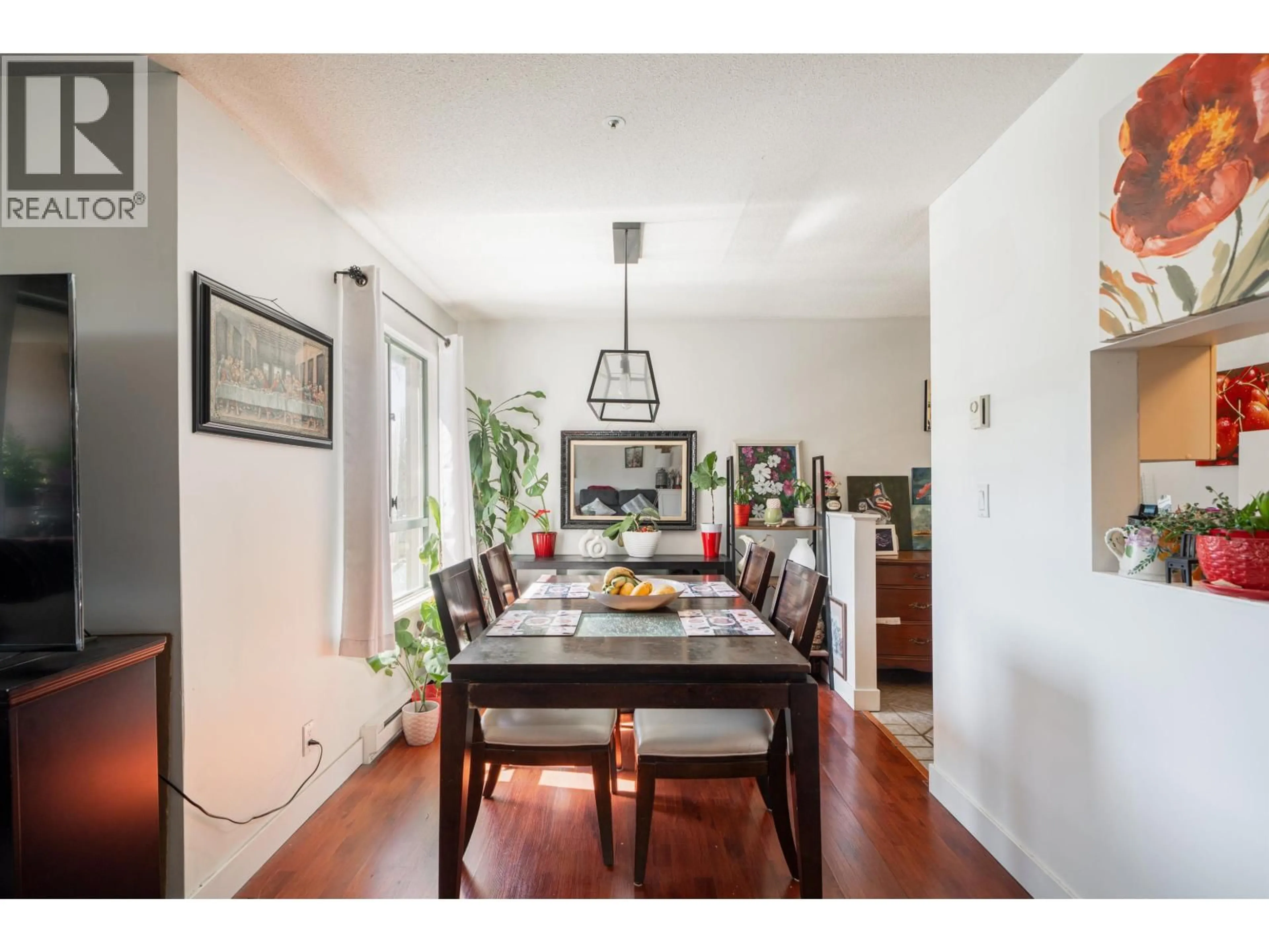 Dining room, wood/laminate floor for 207 - 223 MOUNTAIN HIGHWAY, North Vancouver British Columbia V7J3V3