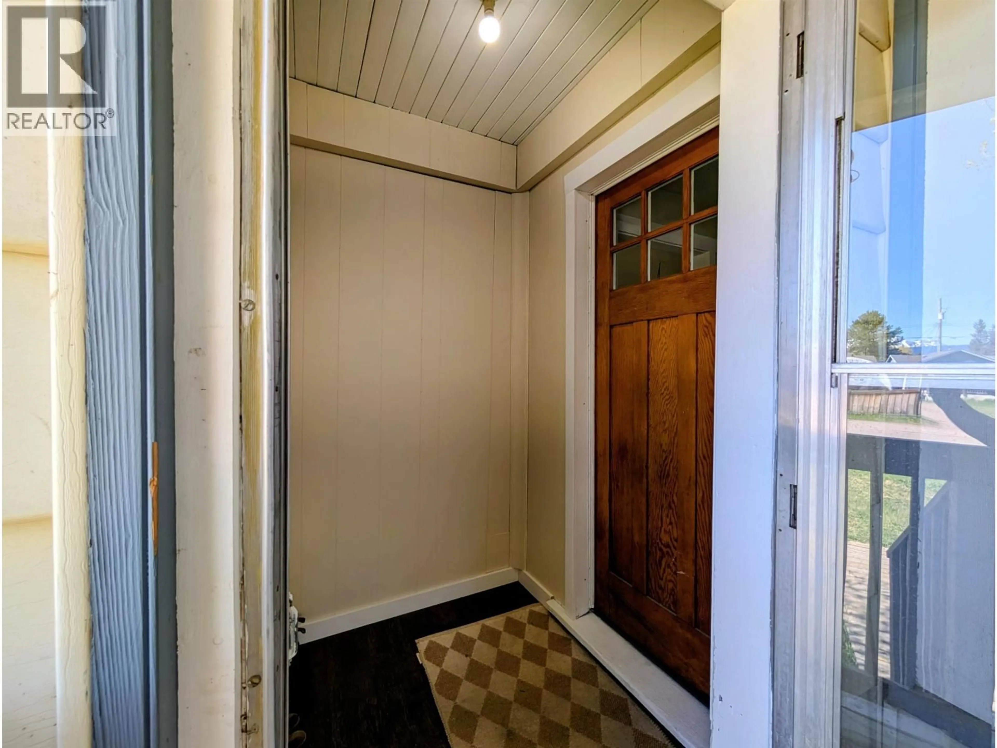 Indoor entryway for 3923 FIRST AVENUE, Smithers British Columbia V0J2N0