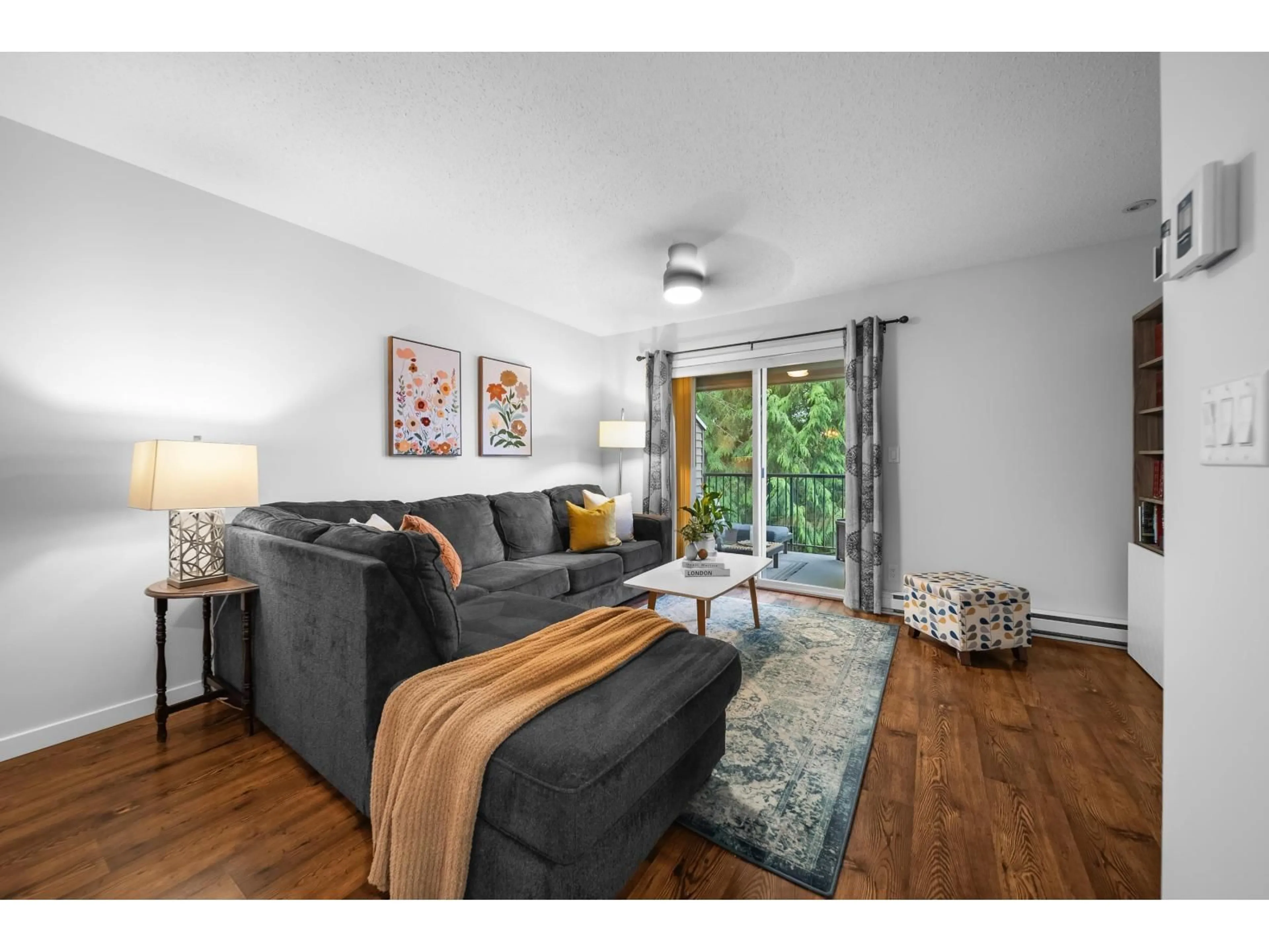 Living room with furniture, wood/laminate floor for 113 - 4401 BLAUSON BOULEVARD, Abbotsford British Columbia V3G0A4