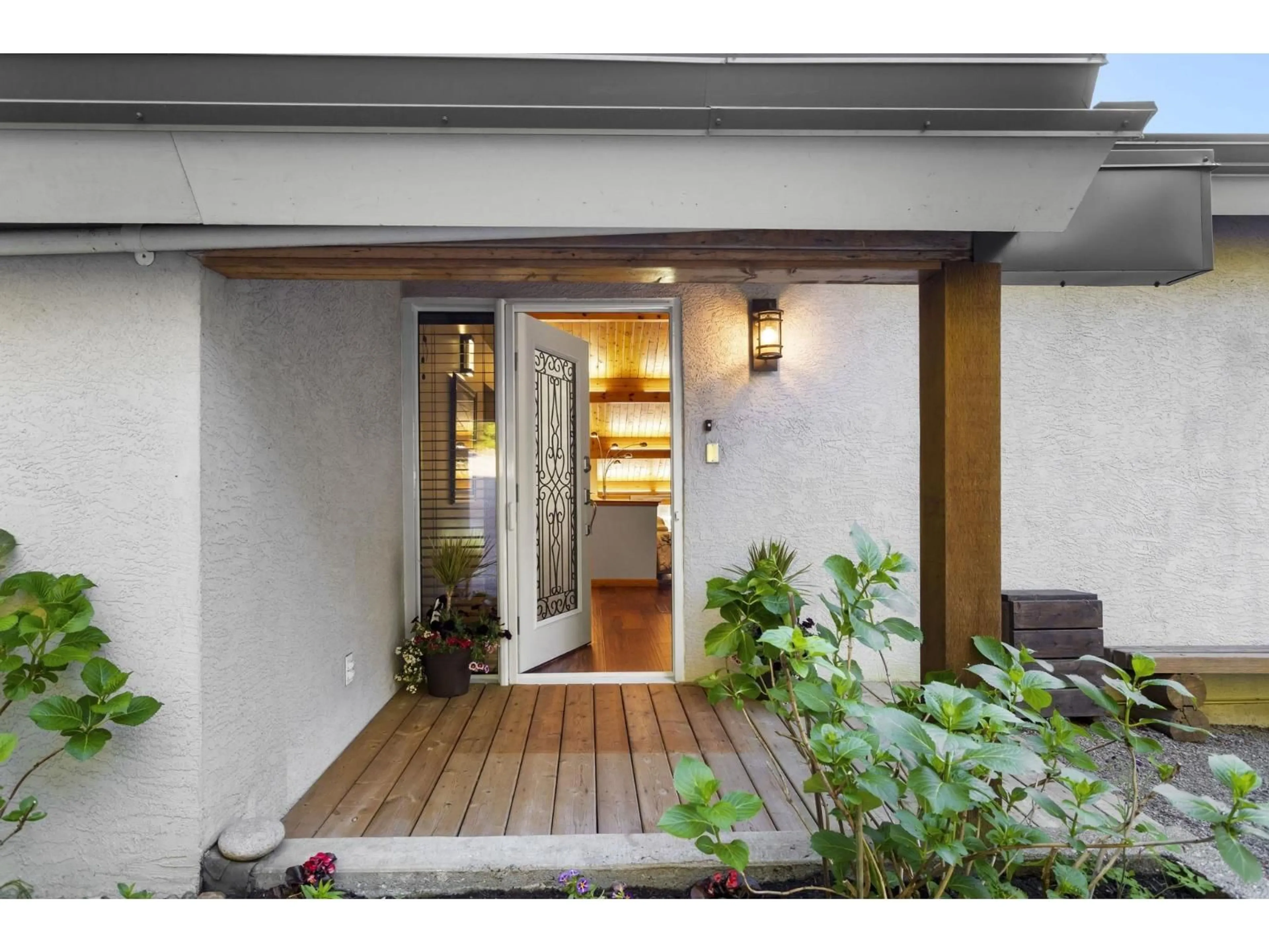 Indoor entryway for 7370 ROCKWELL DRIVE, Harrison Hot Springs British Columbia V0M1A0
