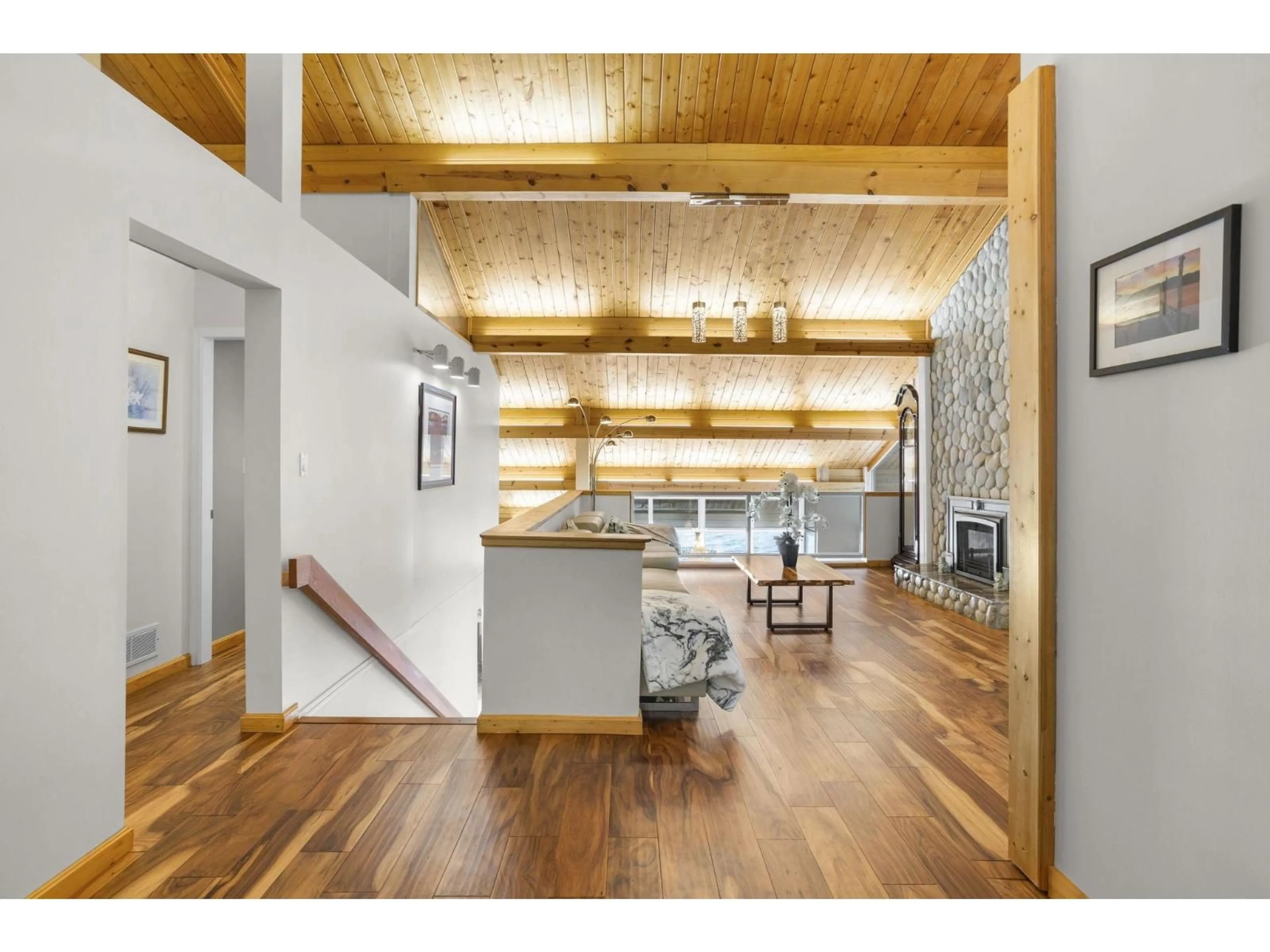 Indoor foyer for 7370 ROCKWELL DRIVE, Harrison Hot Springs British Columbia V0M1A0