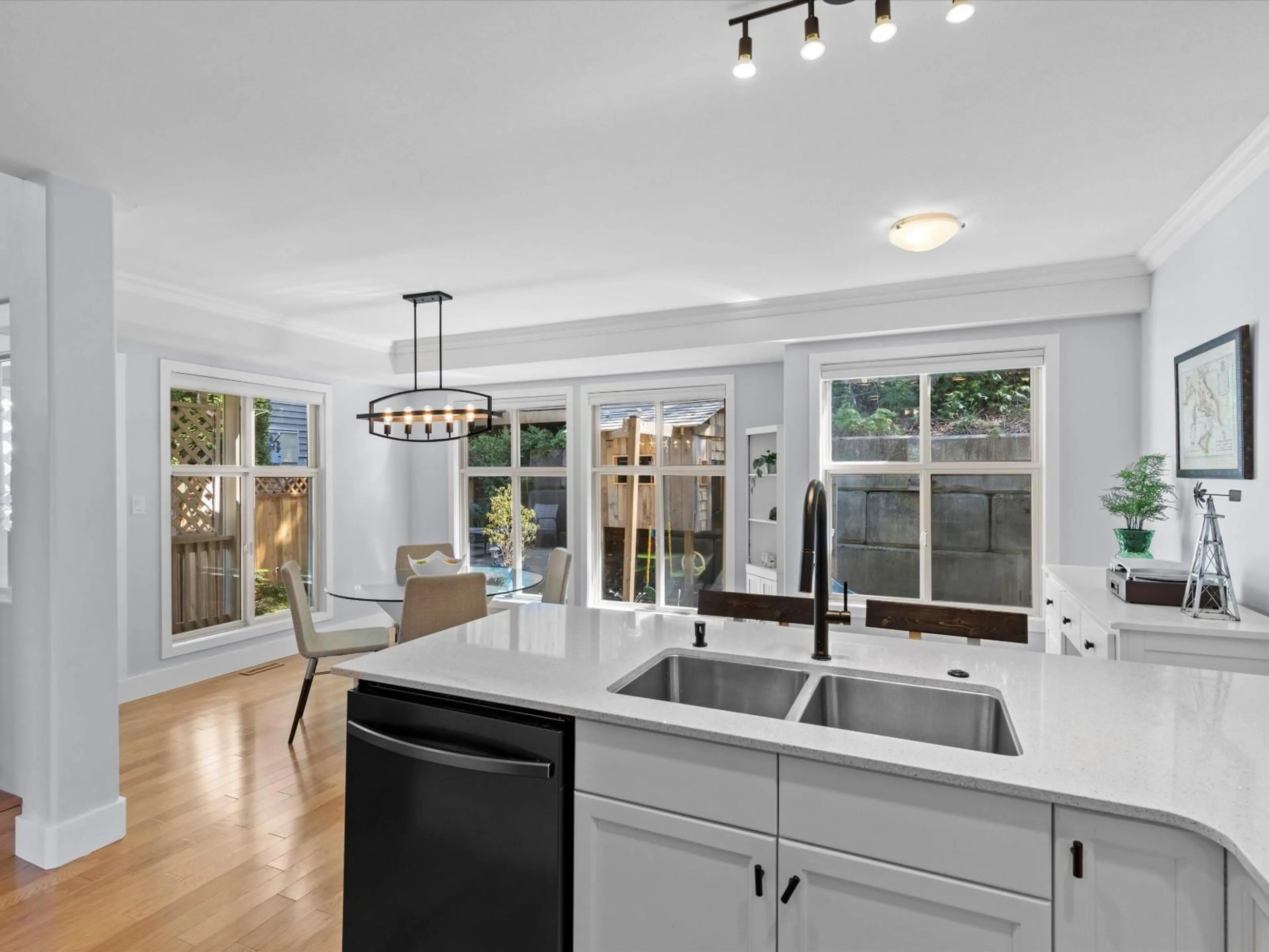 Open concept kitchen, ceramic/tile floor for 21 - 46858 RUSSELL ROAD, Chilliwack British Columbia V2R5T3