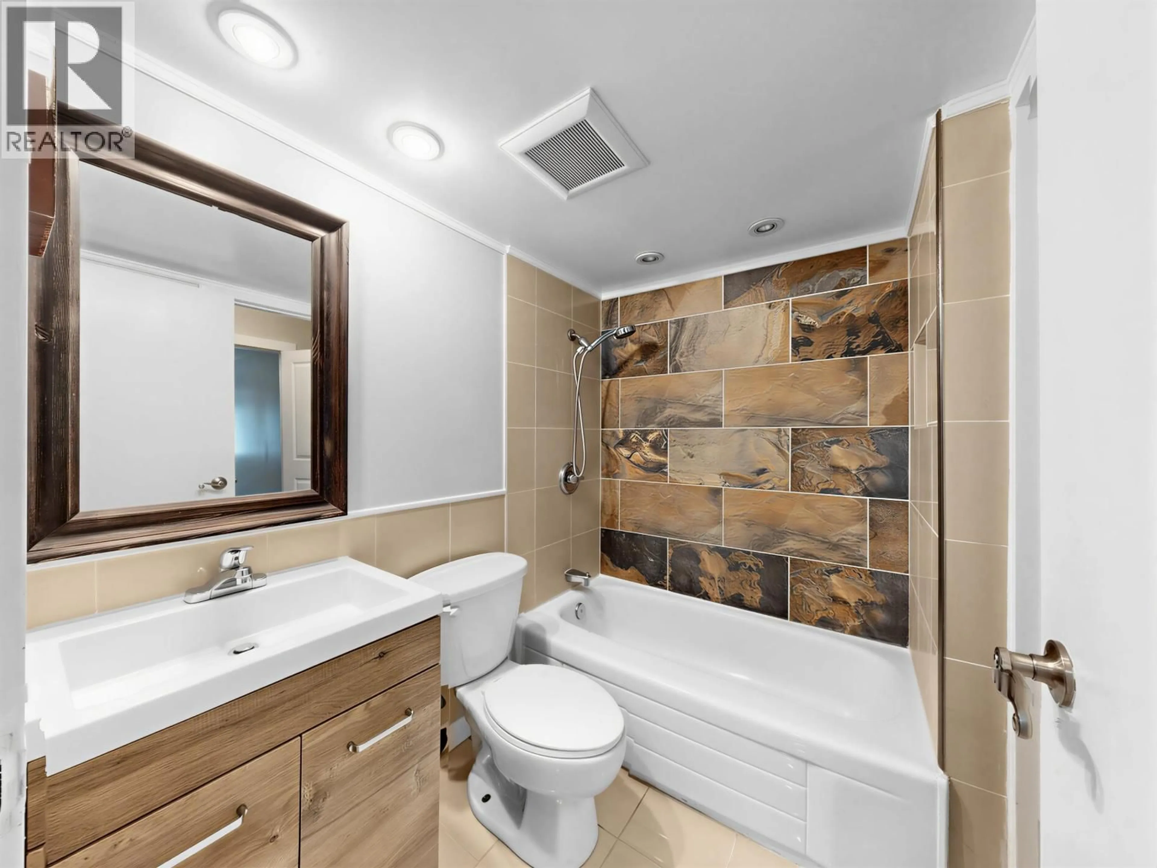 Standard bathroom, ceramic/tile floor for 5 - 9584 MANCHESTER DRIVE, Burnaby British Columbia V3N4R1