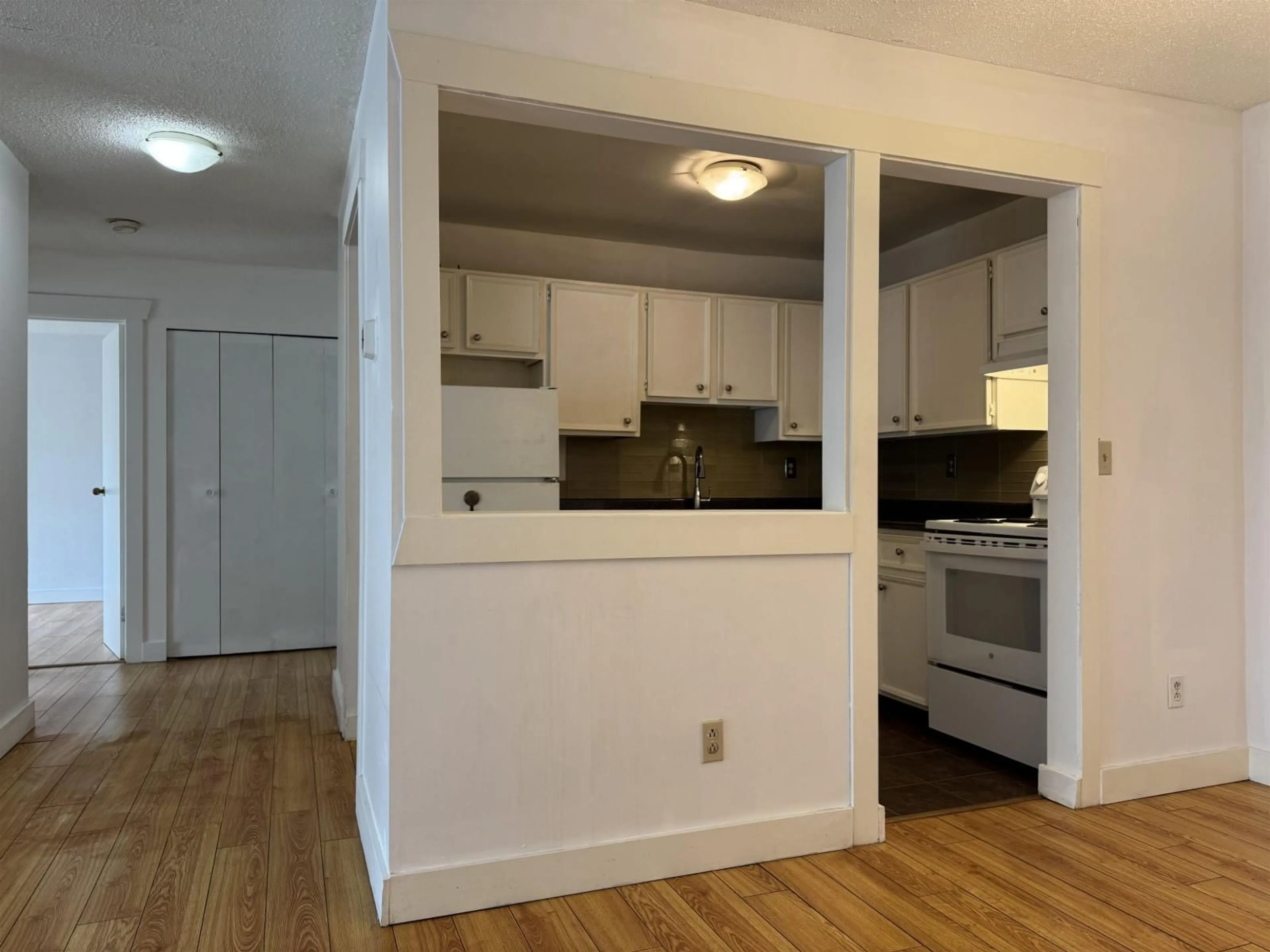 Standard kitchen, wood/laminate floor for 229 - 32850 GEORGE FERGUSON WAY, Abbotsford British Columbia V2S7K1
