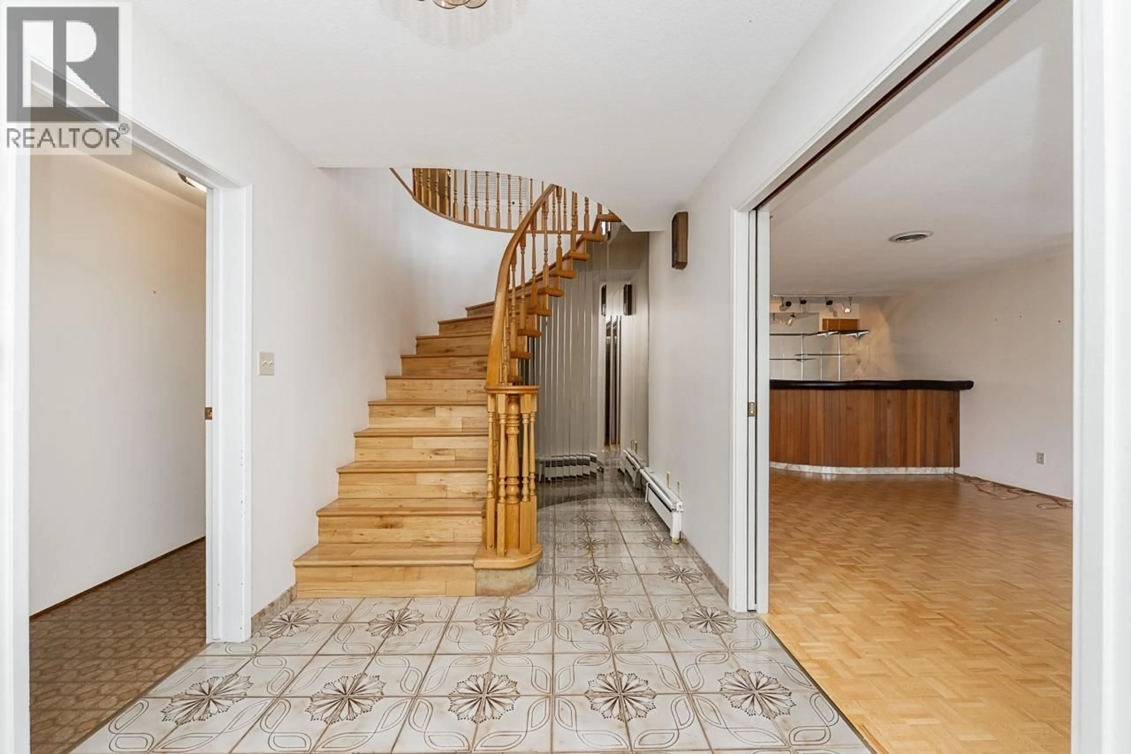 Indoor foyer for 6041 SELMA AVENUE, Burnaby British Columbia V5H3R1