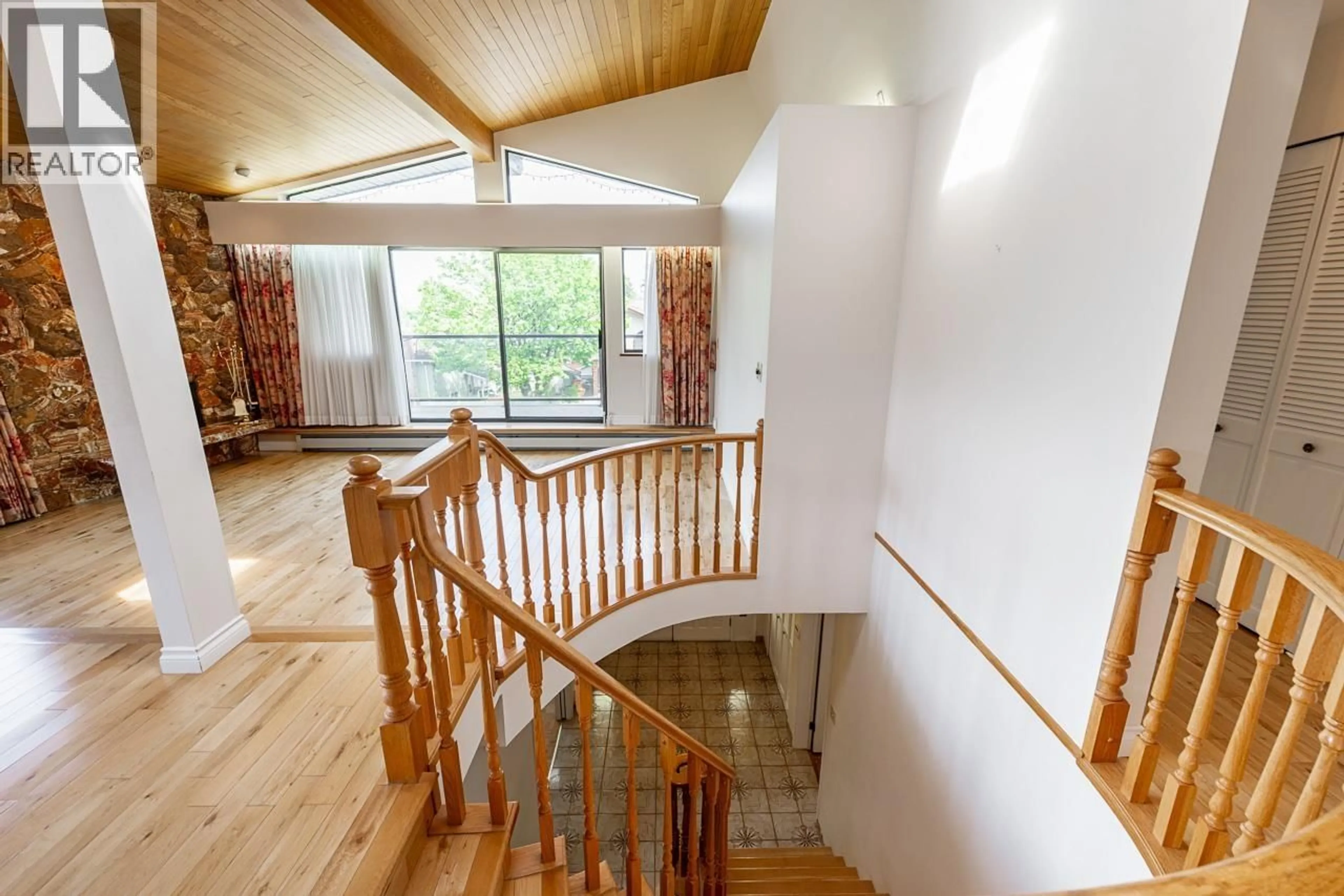 Indoor foyer for 6041 SELMA AVENUE, Burnaby British Columbia V5H3R1
