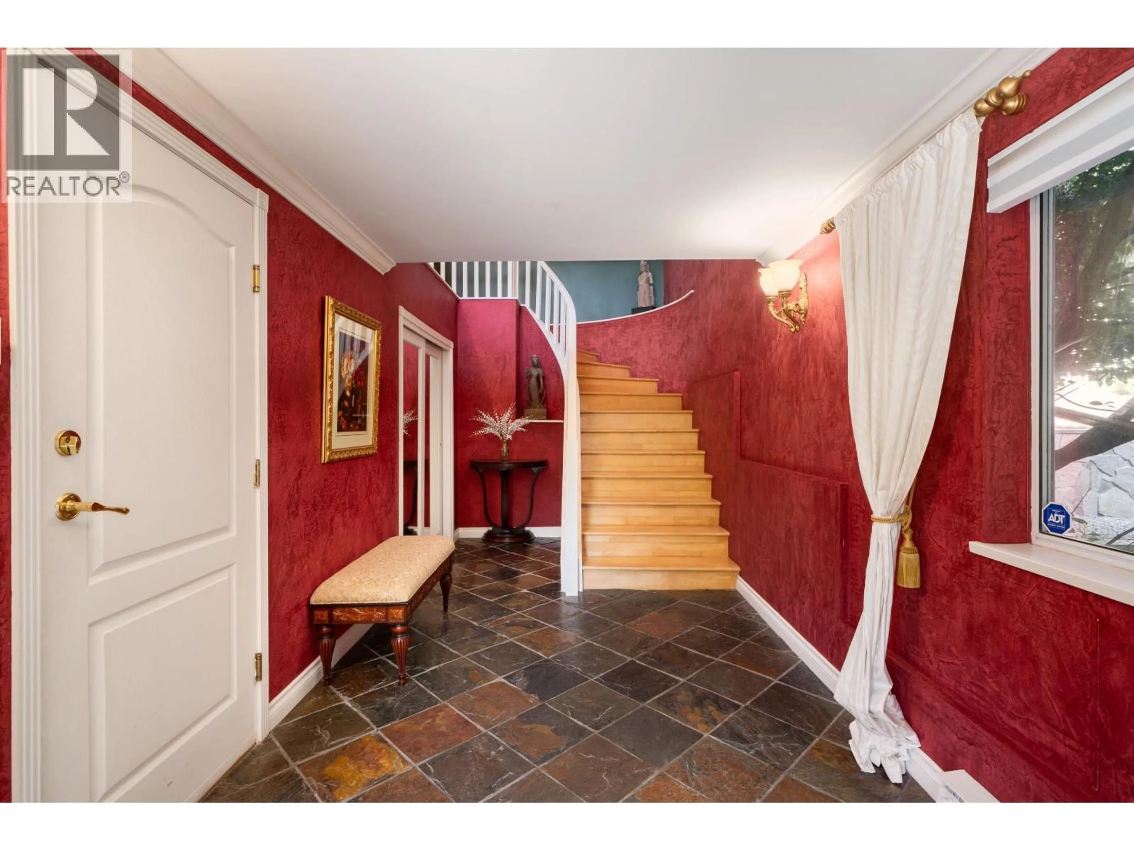 Indoor foyer for 3897 BAYRIDGE AVENUE, West Vancouver British Columbia V7V3J3