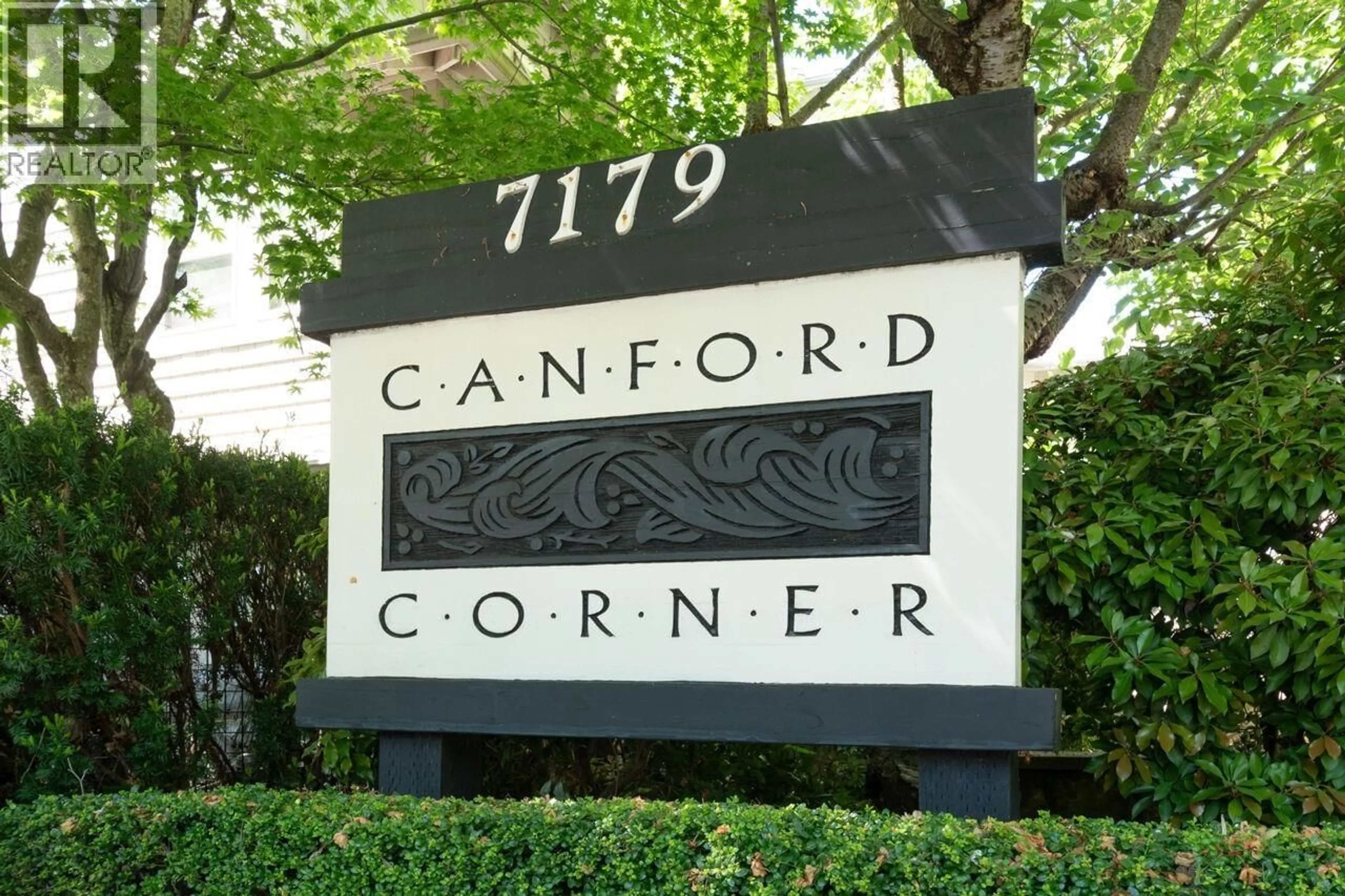 Indoor foyer for 1 - 7179 18TH AVENUE, Burnaby British Columbia V3N1H2