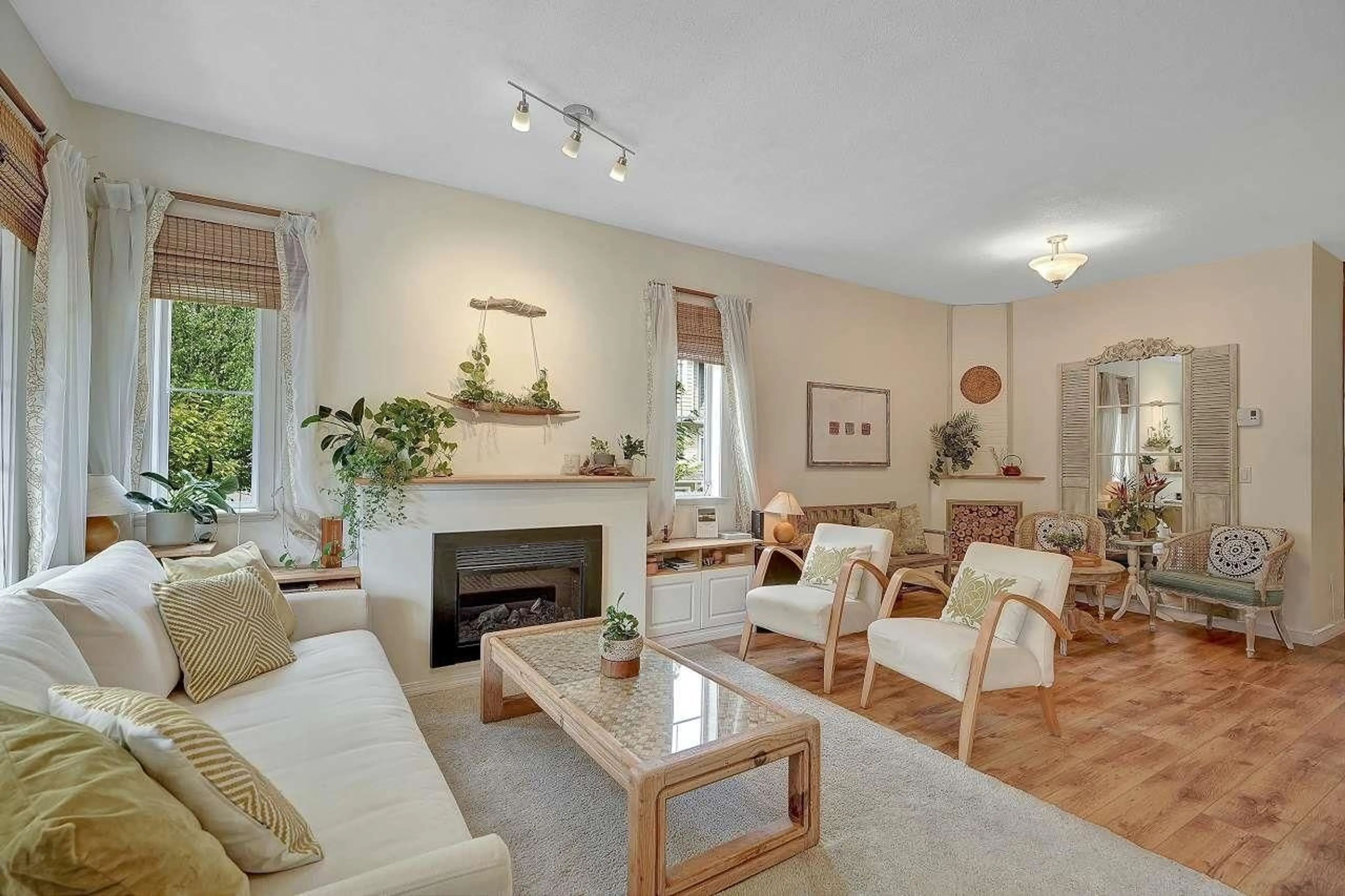 Living room with furniture, unknown for 15 - 6852 193 STREET, Surrey British Columbia V4N0C8