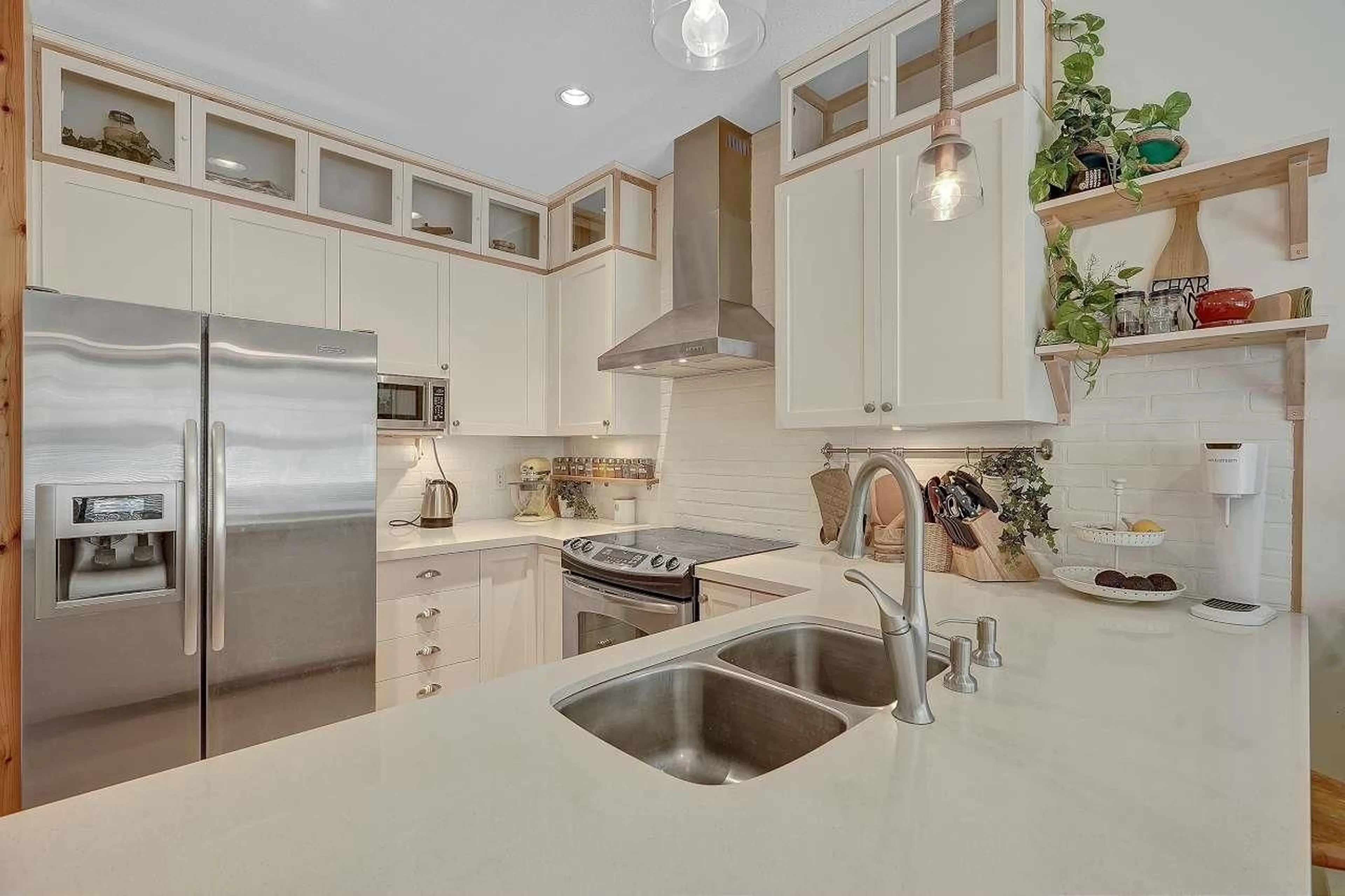 Contemporary kitchen, ceramic/tile floor for 15 - 6852 193 STREET, Surrey British Columbia V4N0C8