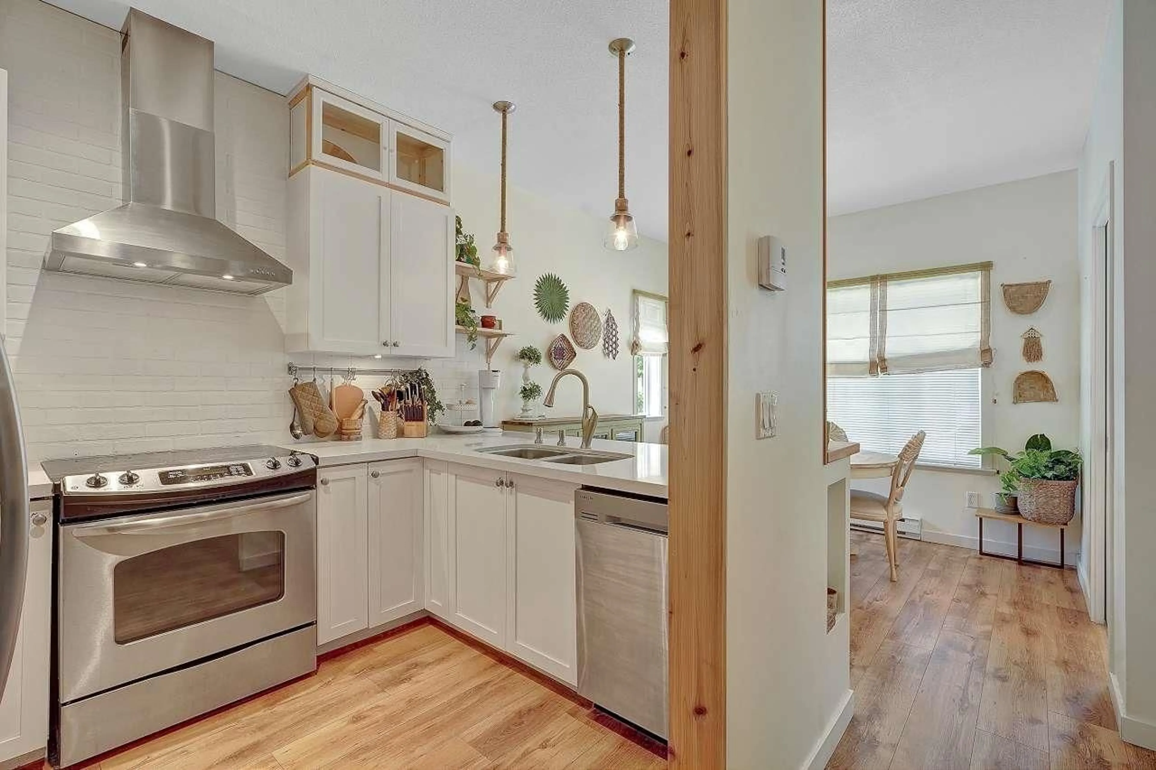 Open concept kitchen, wood/laminate floor for 15 - 6852 193 STREET, Surrey British Columbia V4N0C8