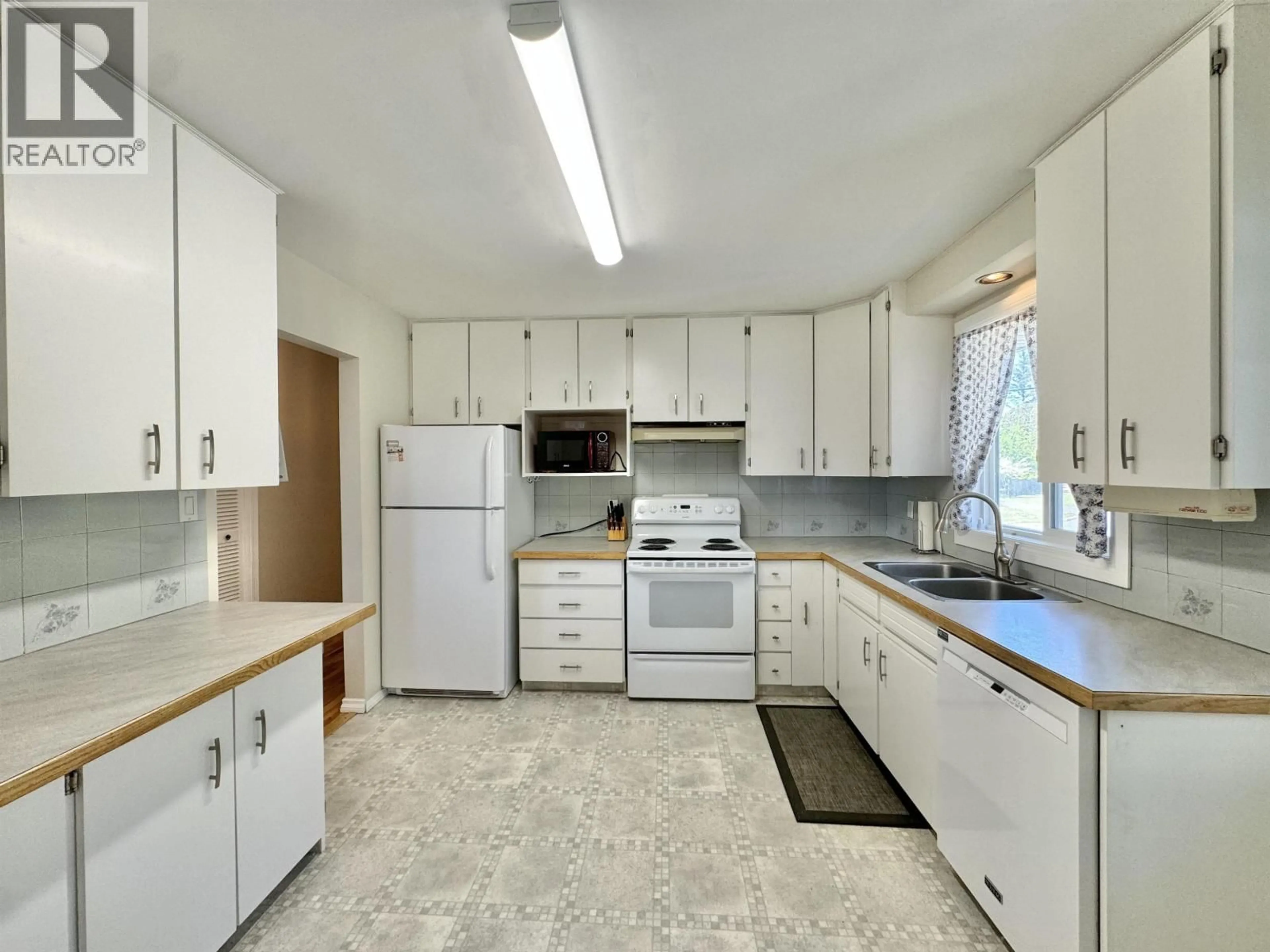 Standard kitchen, ceramic/tile floor for 1154 LATIN AVENUE, Williams Lake British Columbia V2G2J9