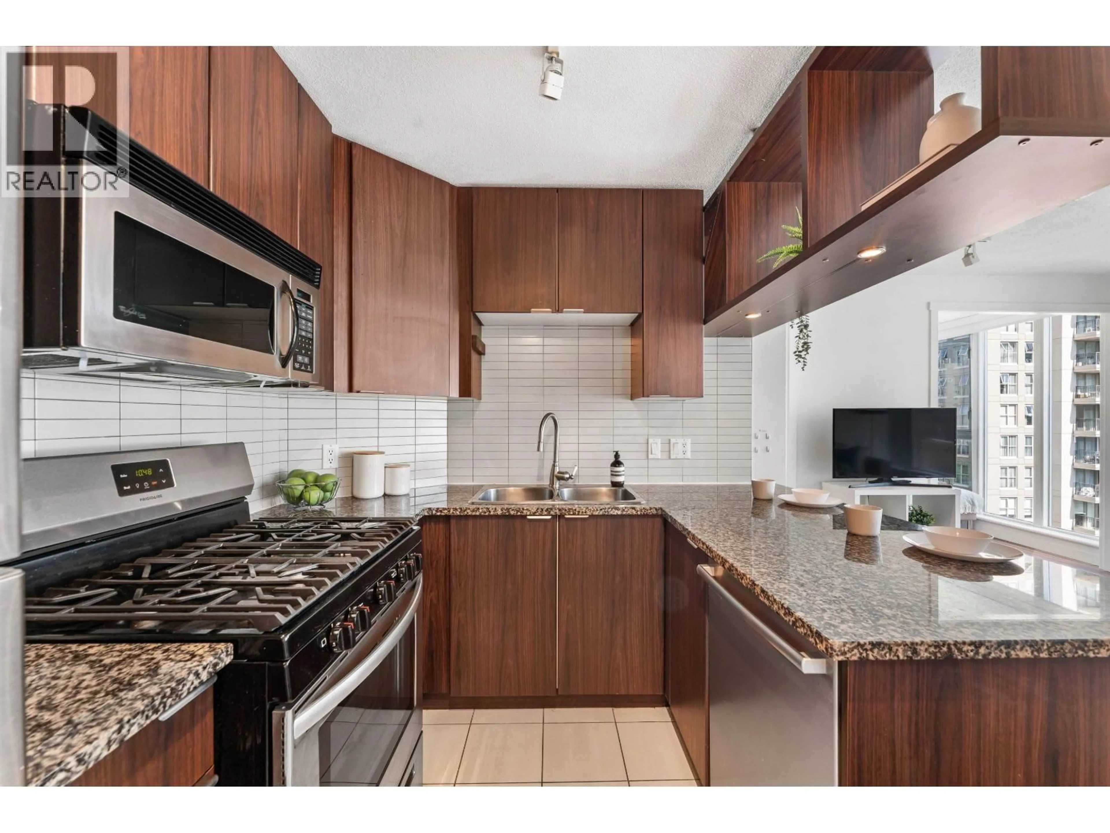 Standard kitchen, ceramic/tile floor for 1002 - 1010 RICHARDS STREET, Vancouver British Columbia V6B1G2