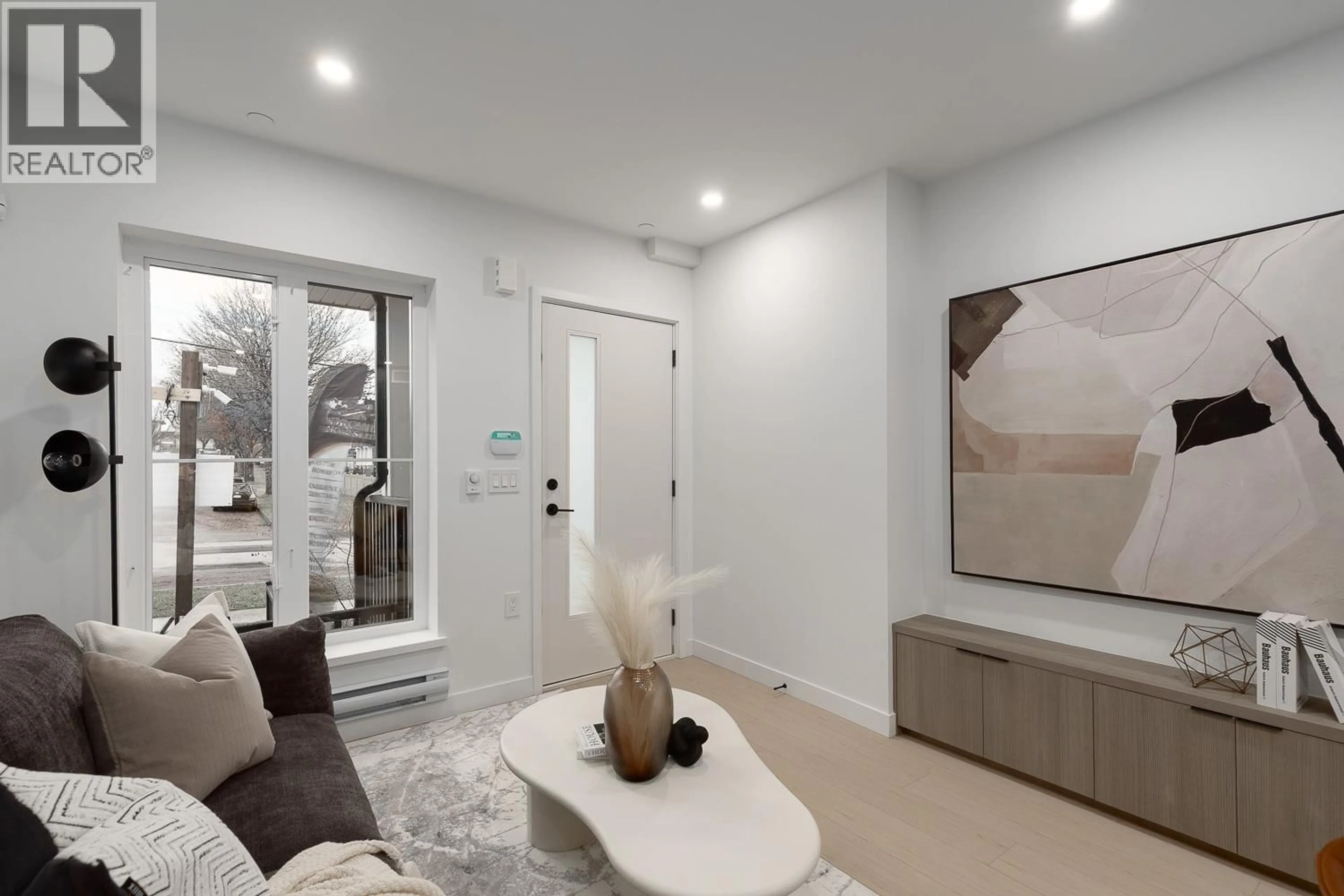 Indoor entryway for 204 - 2329 34TH AVENUE, Vancouver British Columbia V5R2S6