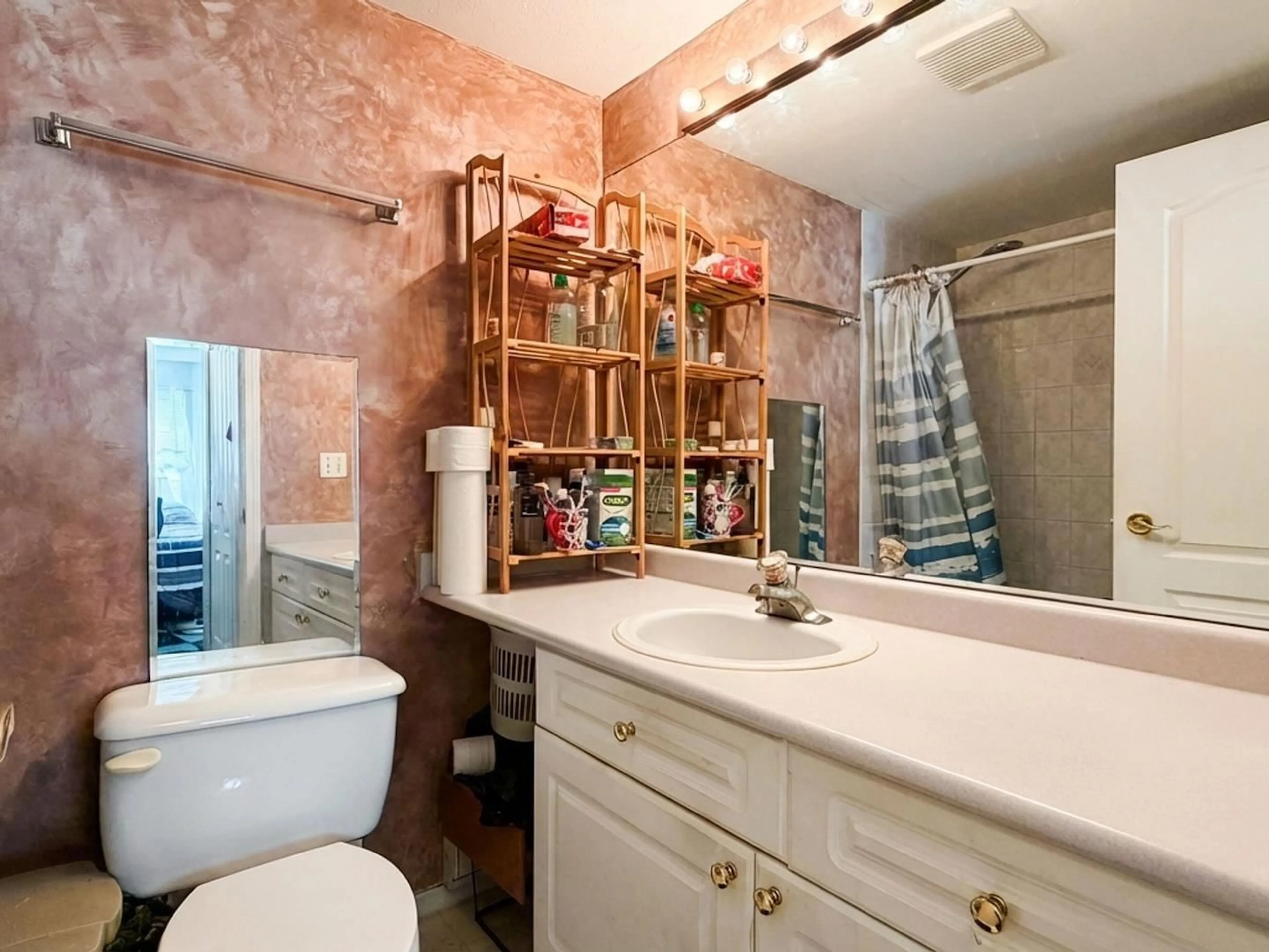 Standard bathroom, ceramic/tile floor for 307 - 9942 151 STREET, Surrey British Columbia V3R0V4