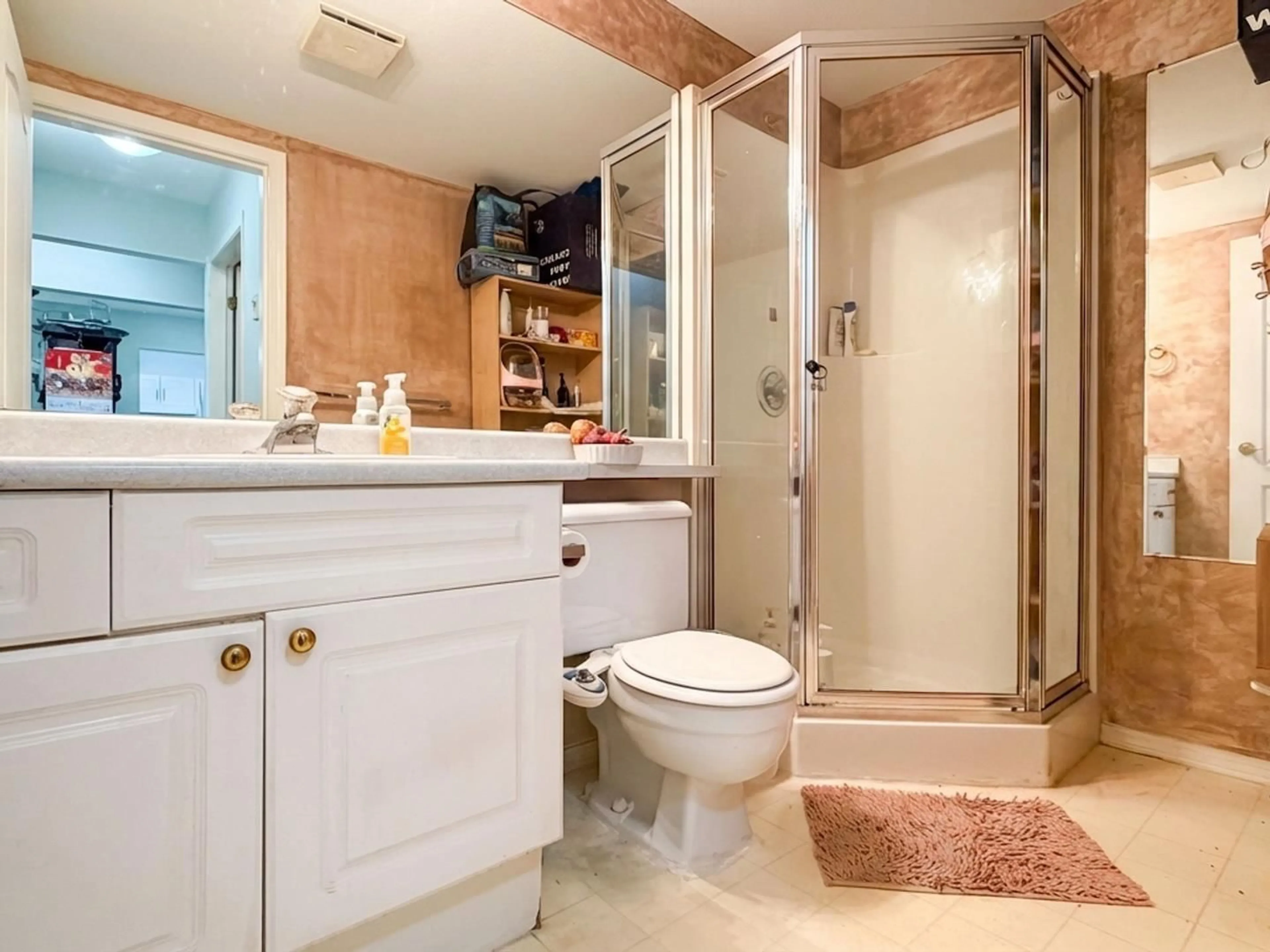 Standard bathroom, ceramic/tile floor for 307 - 9942 151 STREET, Surrey British Columbia V3R0V4