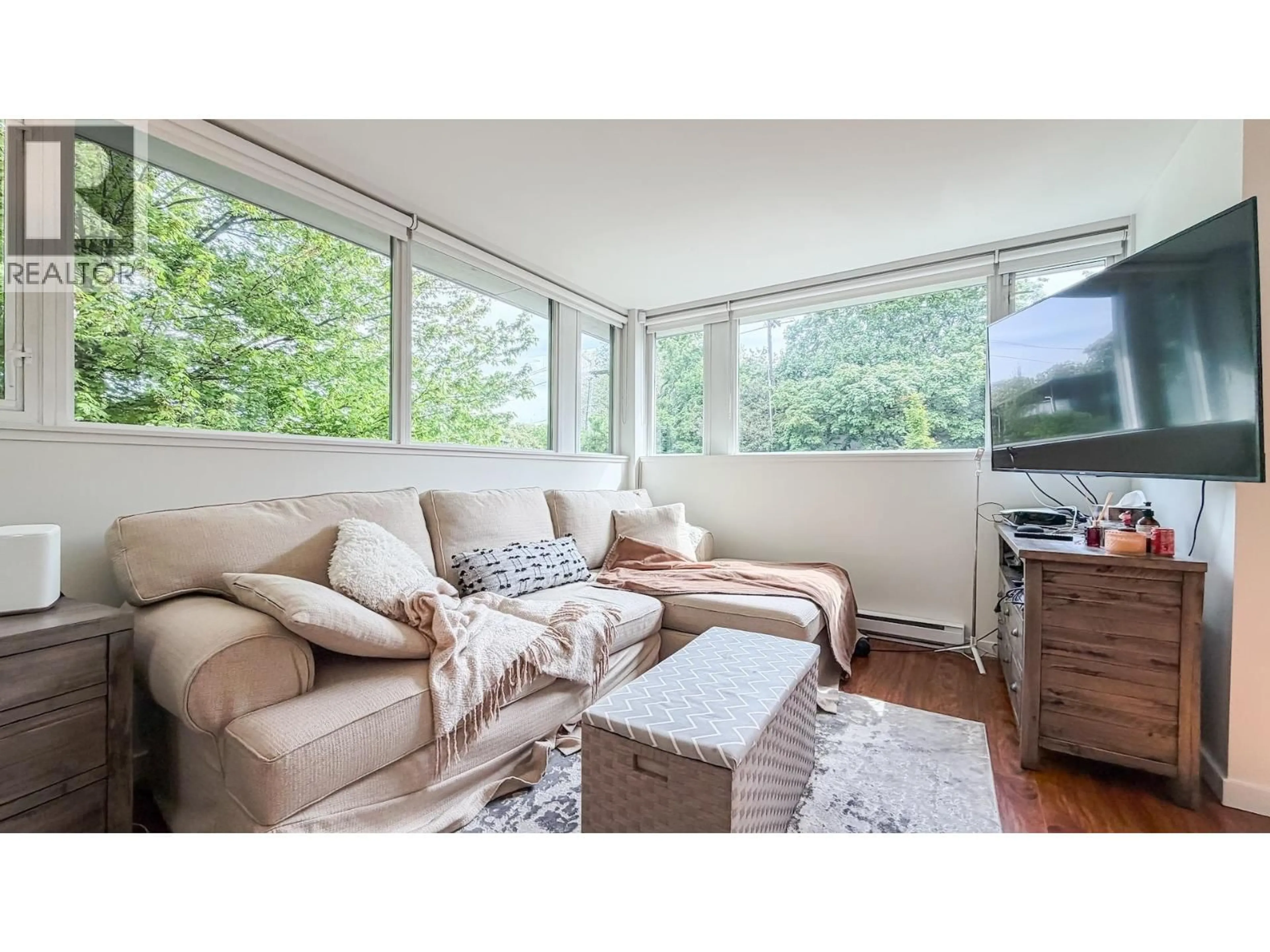 Living room with furniture, wood/laminate floor for 390 11TH AVENUE, Vancouver British Columbia V5T4V9