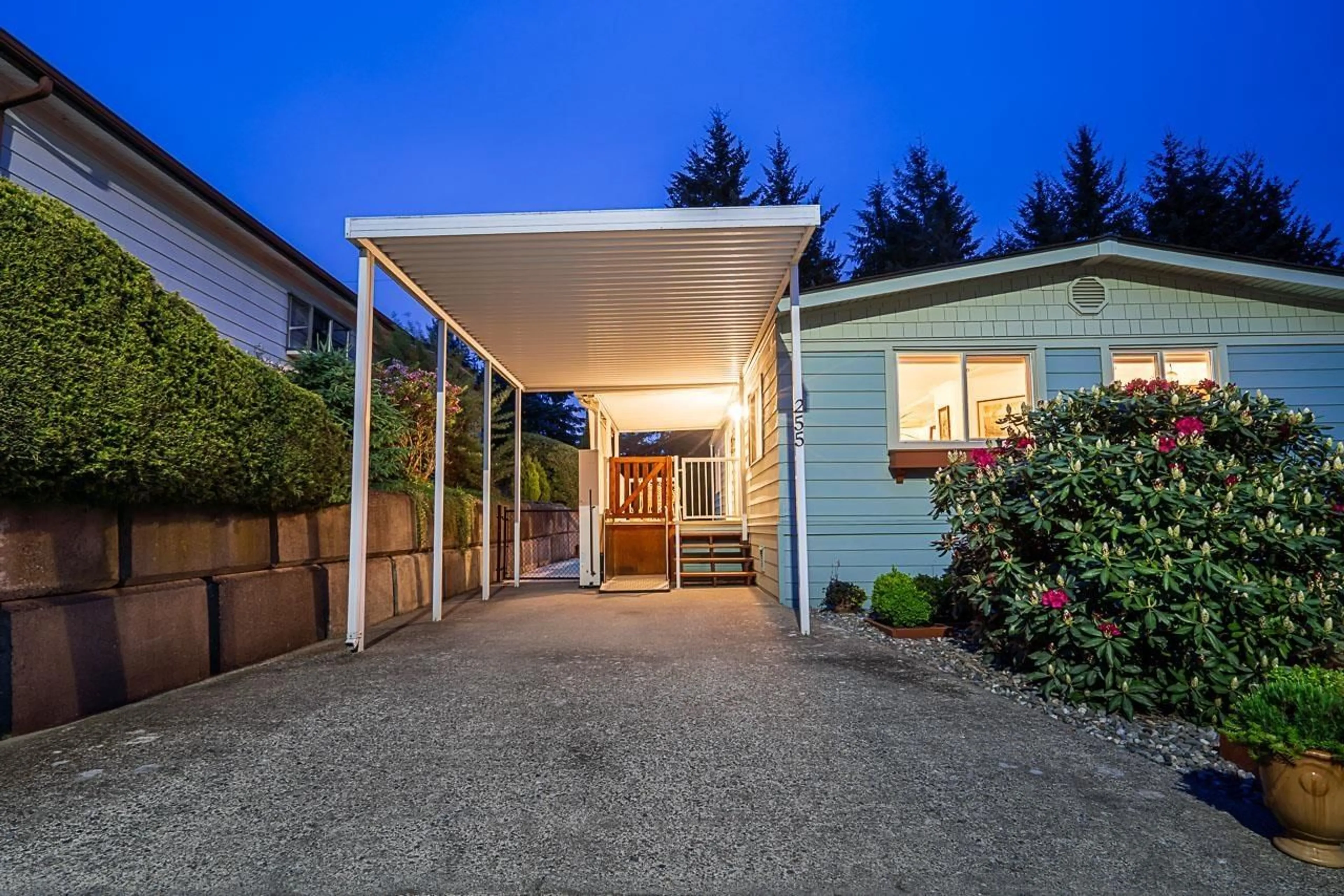 Patio, street for 255 - 27111 0 AVENUE, Langley British Columbia V4W2T6