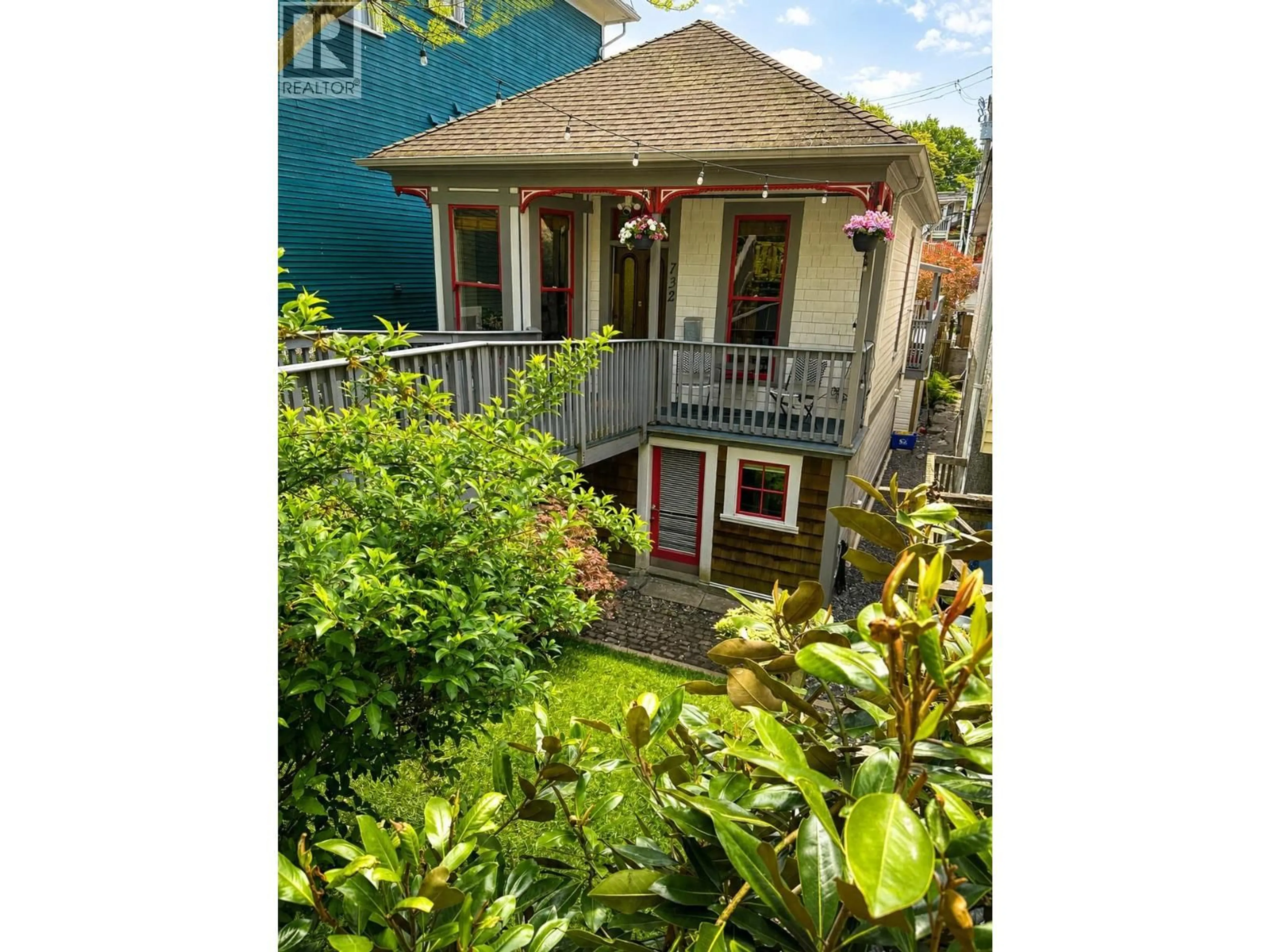 A pic from outside/outdoor area/front of a property/back of a property/a pic from drone, street for 732 PENDER STREET, Vancouver British Columbia V6A1V7