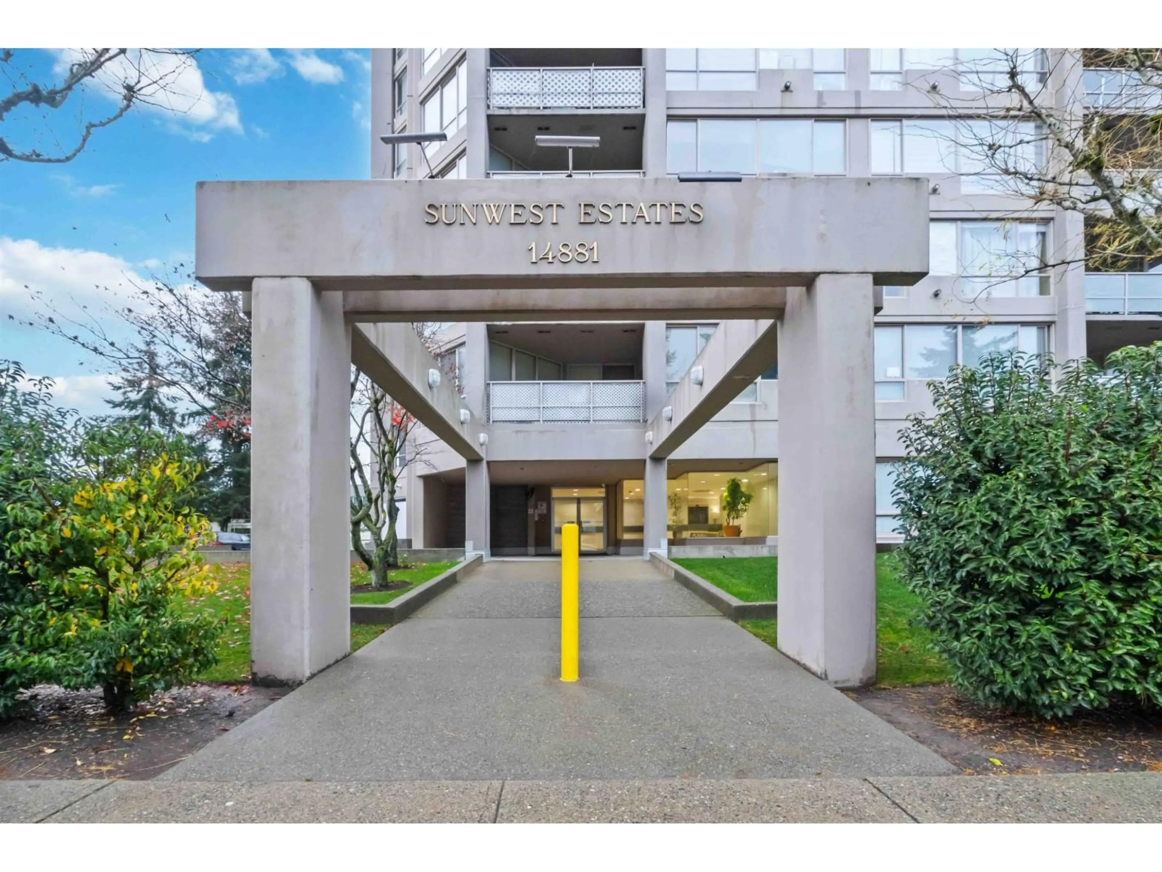Indoor foyer for 701 - 14881 103A AVENUE, Surrey British Columbia V3R0M5
