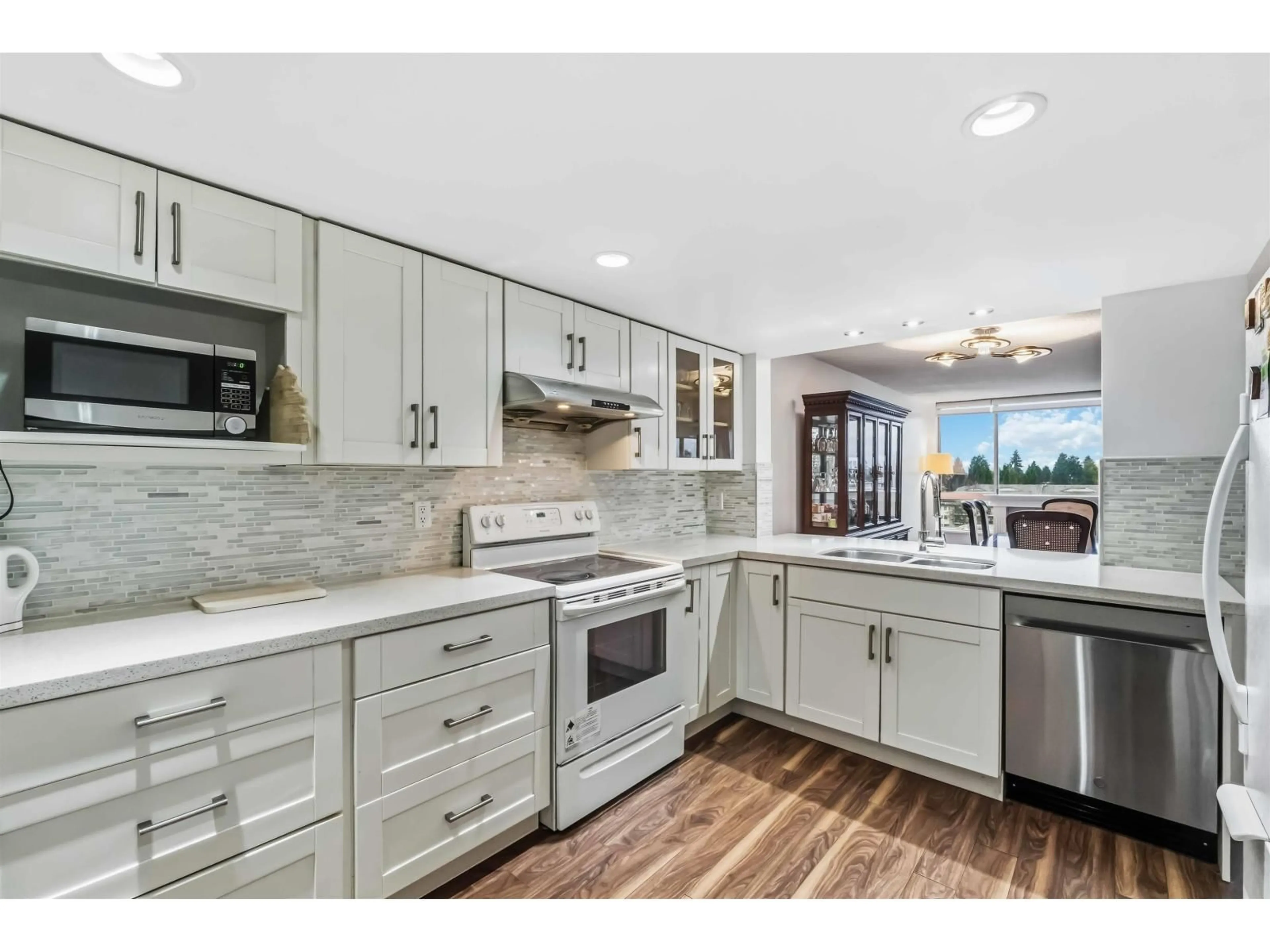 Open concept kitchen, ceramic/tile floor for 701 - 14881 103A AVENUE, Surrey British Columbia V3R0M5