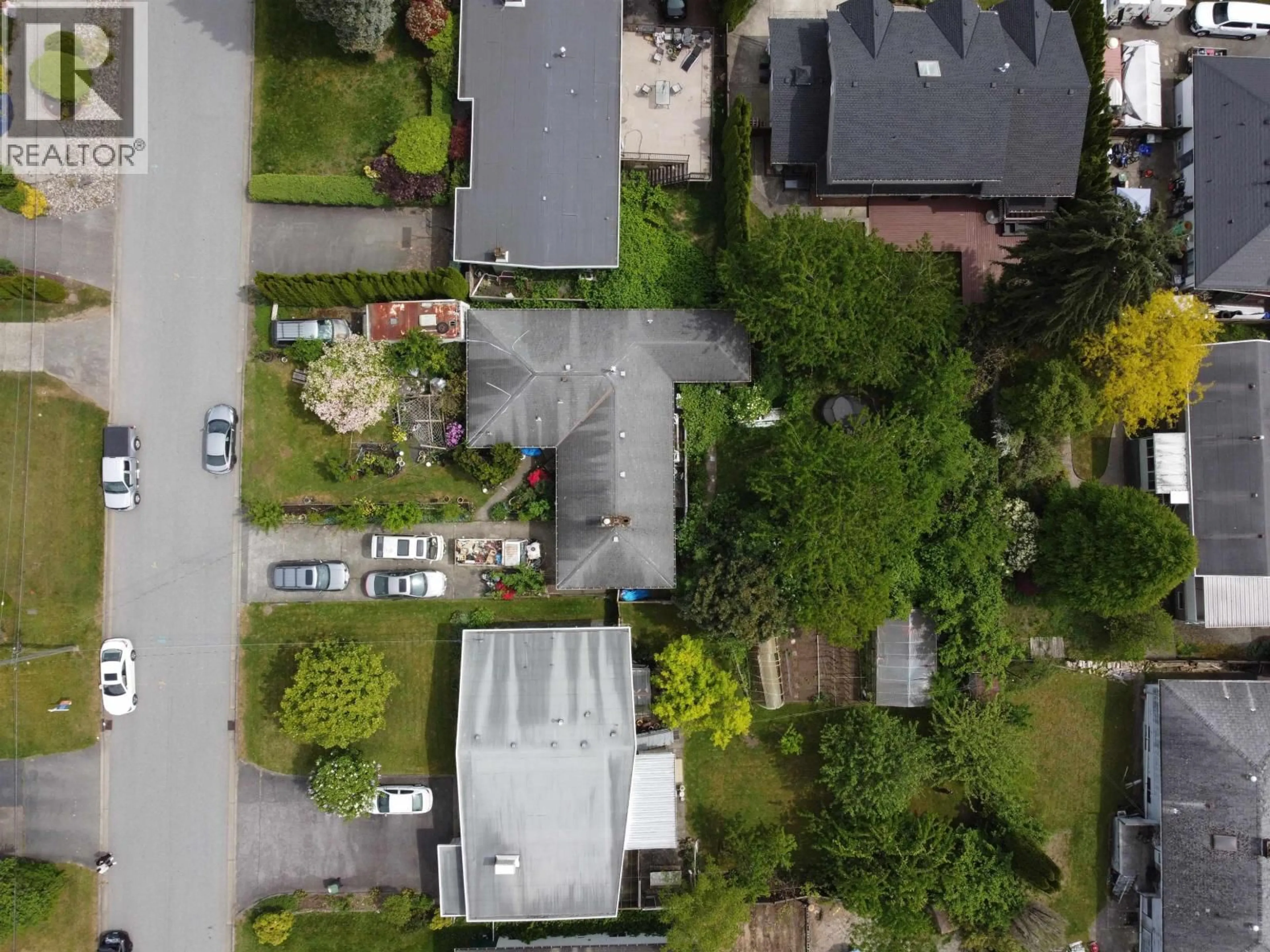 A pic from outside/outdoor area/front of a property/back of a property/a pic from drone, street for 526 APPIAN WAY, Coquitlam British Columbia V2J2A5
