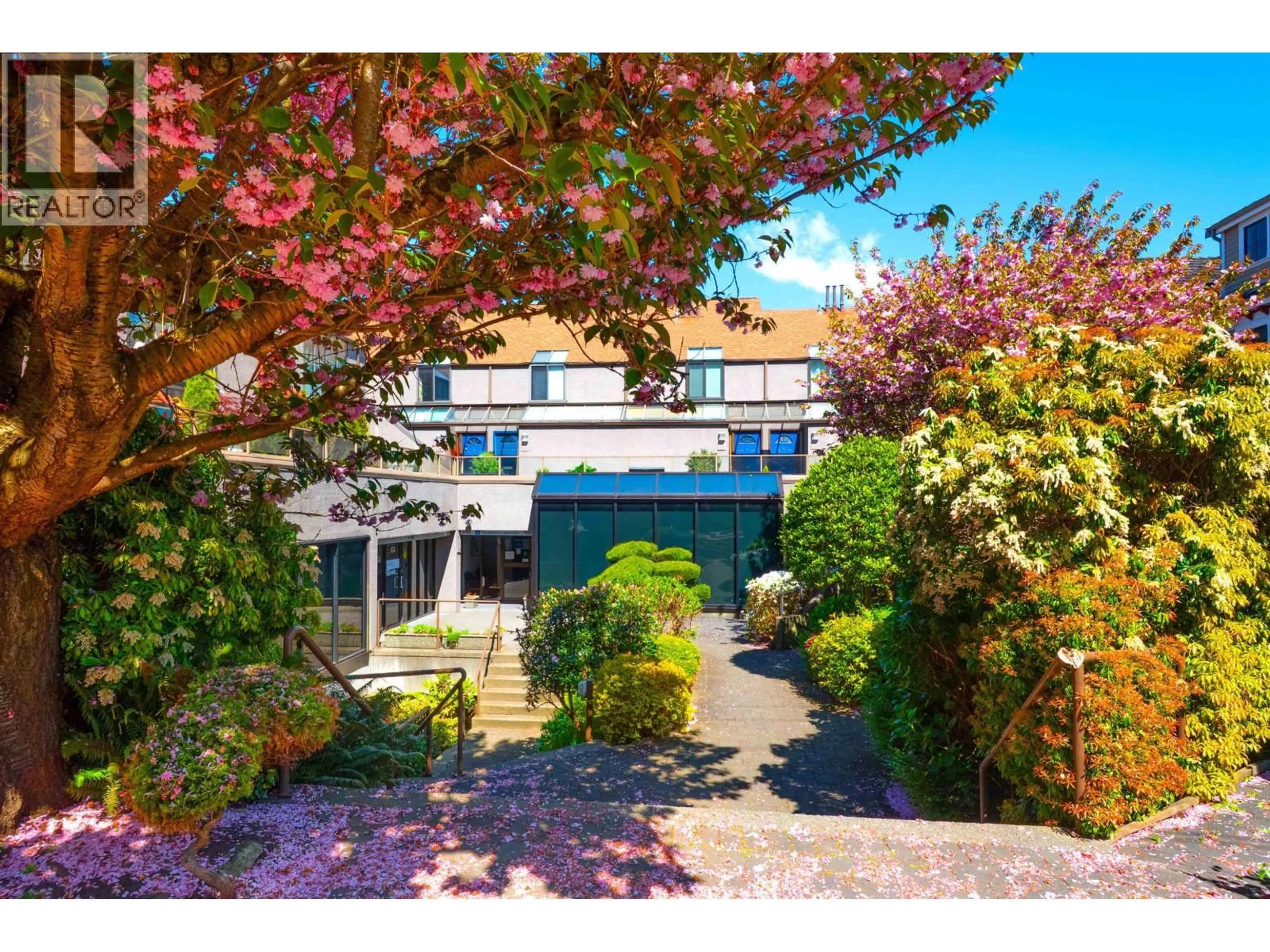 A pic from outside/outdoor area/front of a property/back of a property/a pic from drone, street for 1167 8TH AVENUE, Vancouver British Columbia V6H1C5