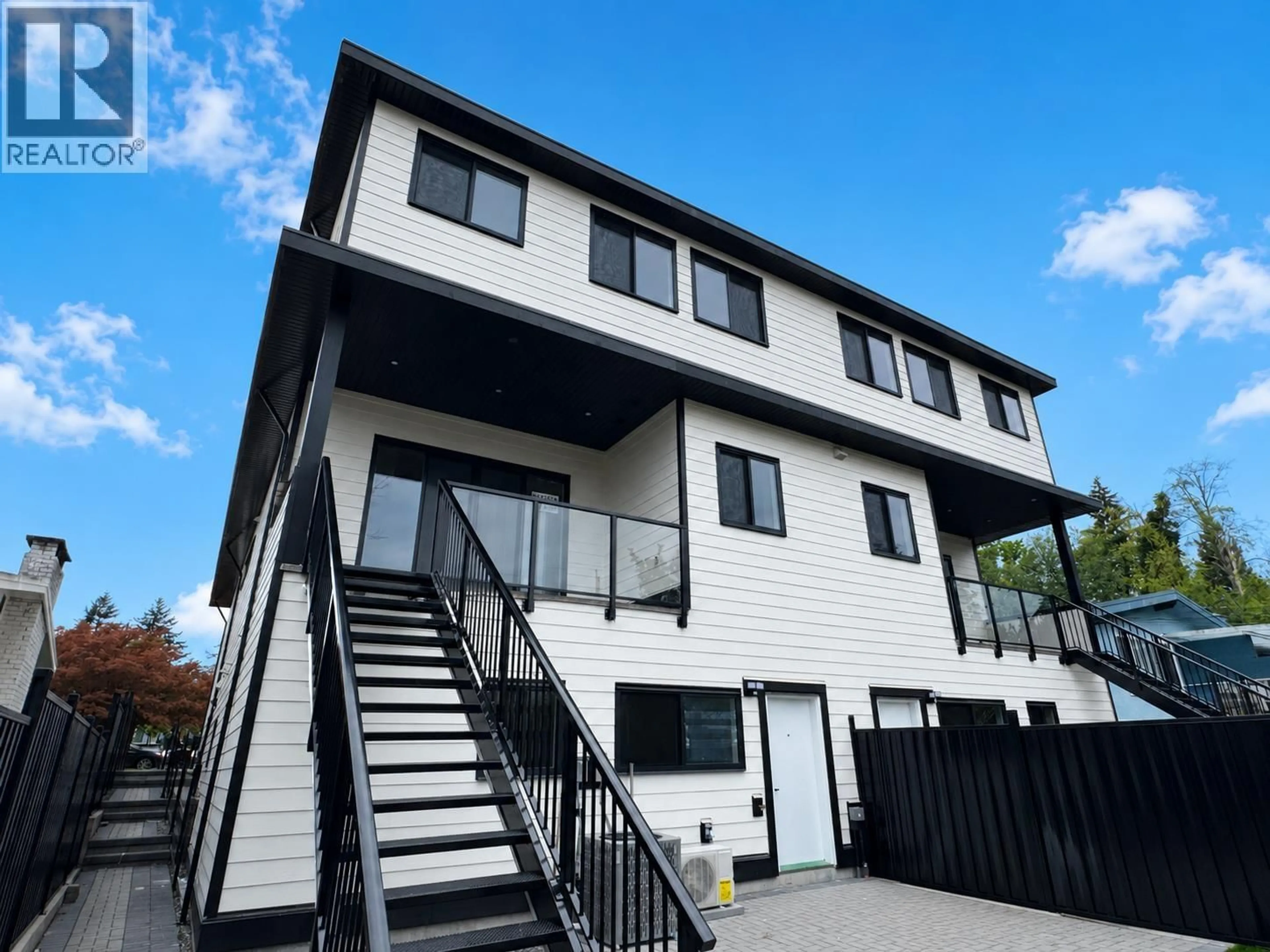 Home with vinyl exterior material, unknown for 2 - 6037 SERVICE STREET, Burnaby British Columbia V5H1V7