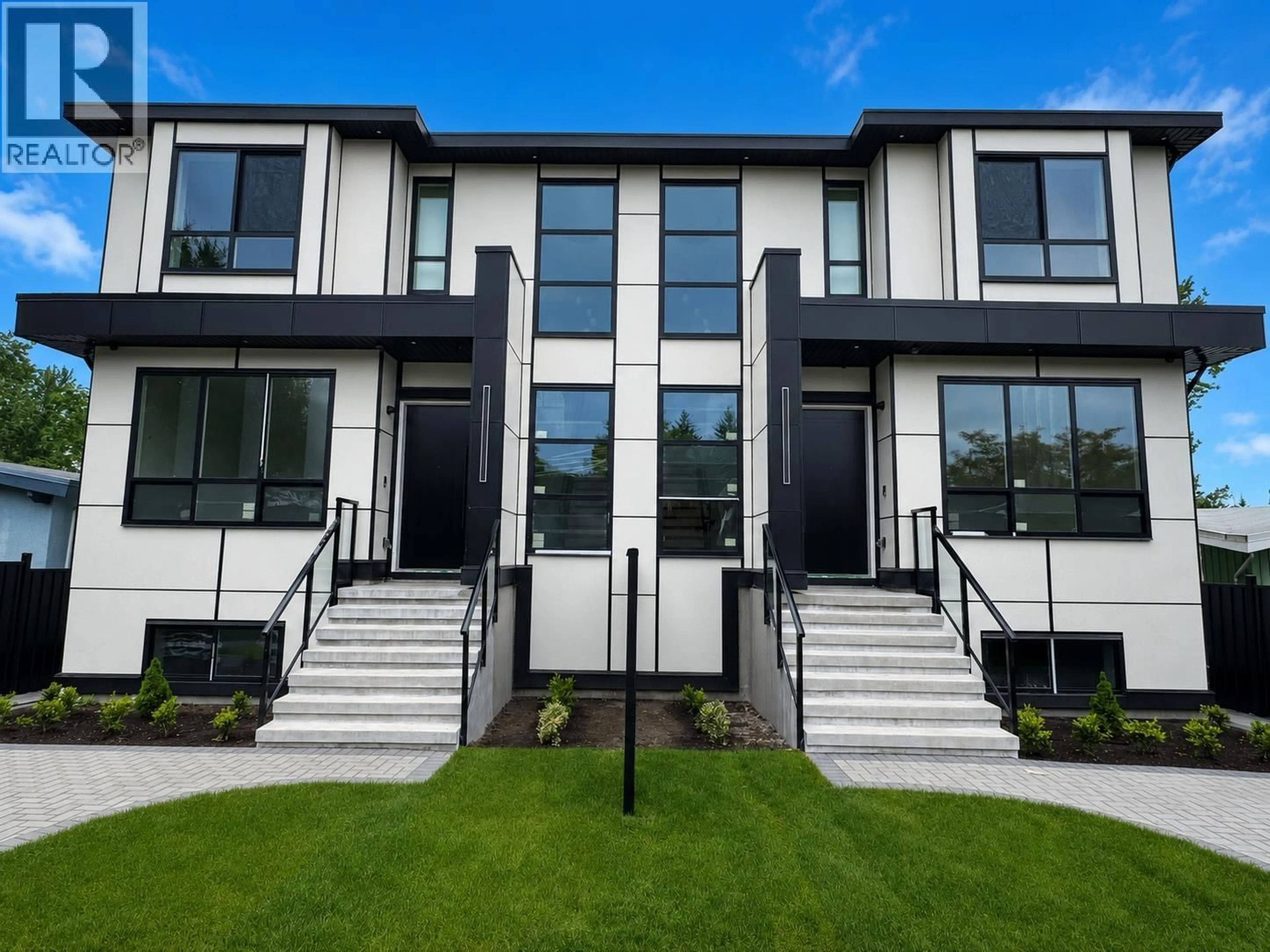 Home with vinyl exterior material, unknown for 2 - 6037 SERVICE STREET, Burnaby British Columbia V5H1V7