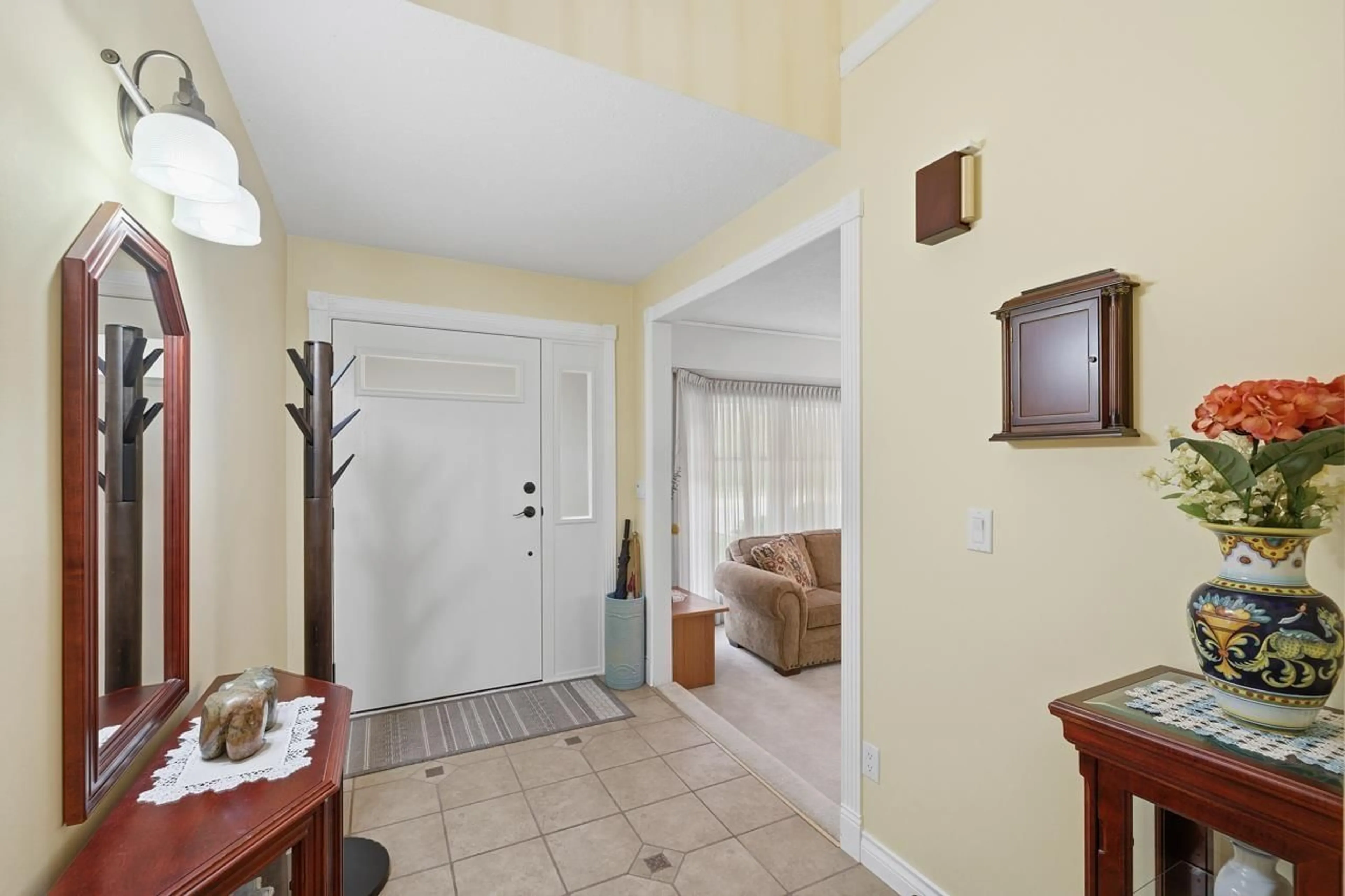 Indoor entryway for 1987 144 STREET, Surrey British Columbia V4A7M6
