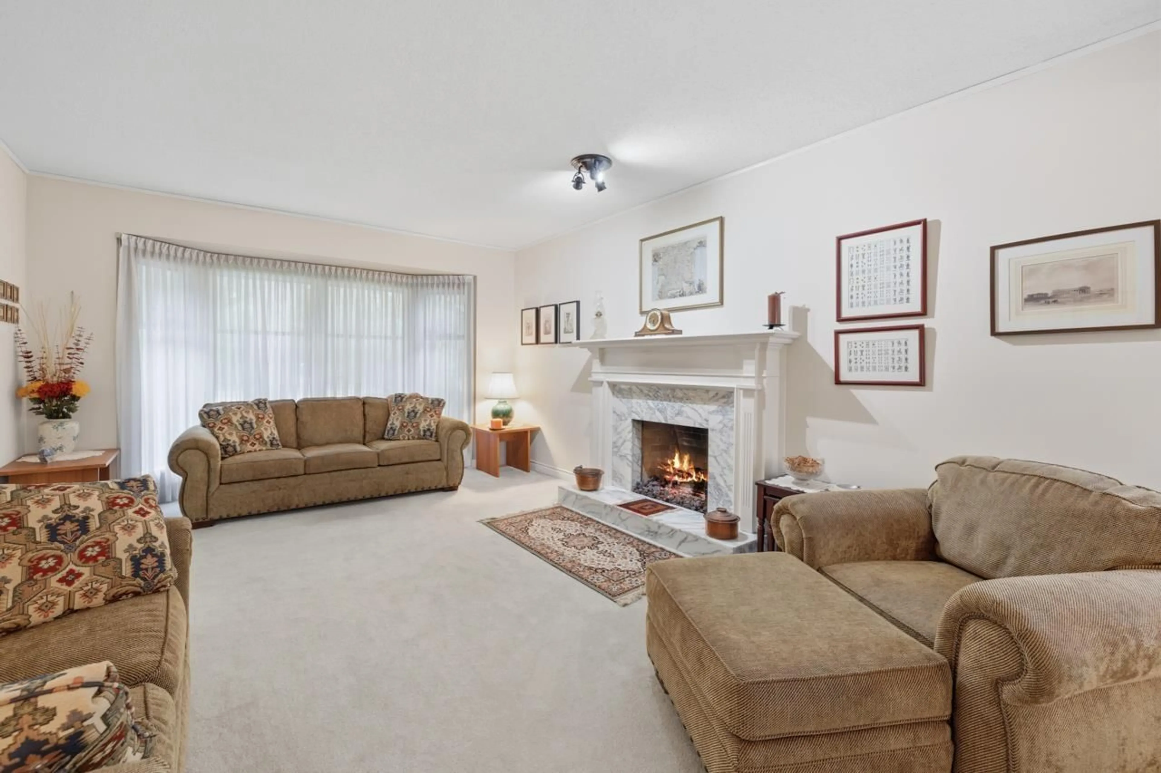 Living room with furniture, unknown for 1987 144 STREET, Surrey British Columbia V4A7M6