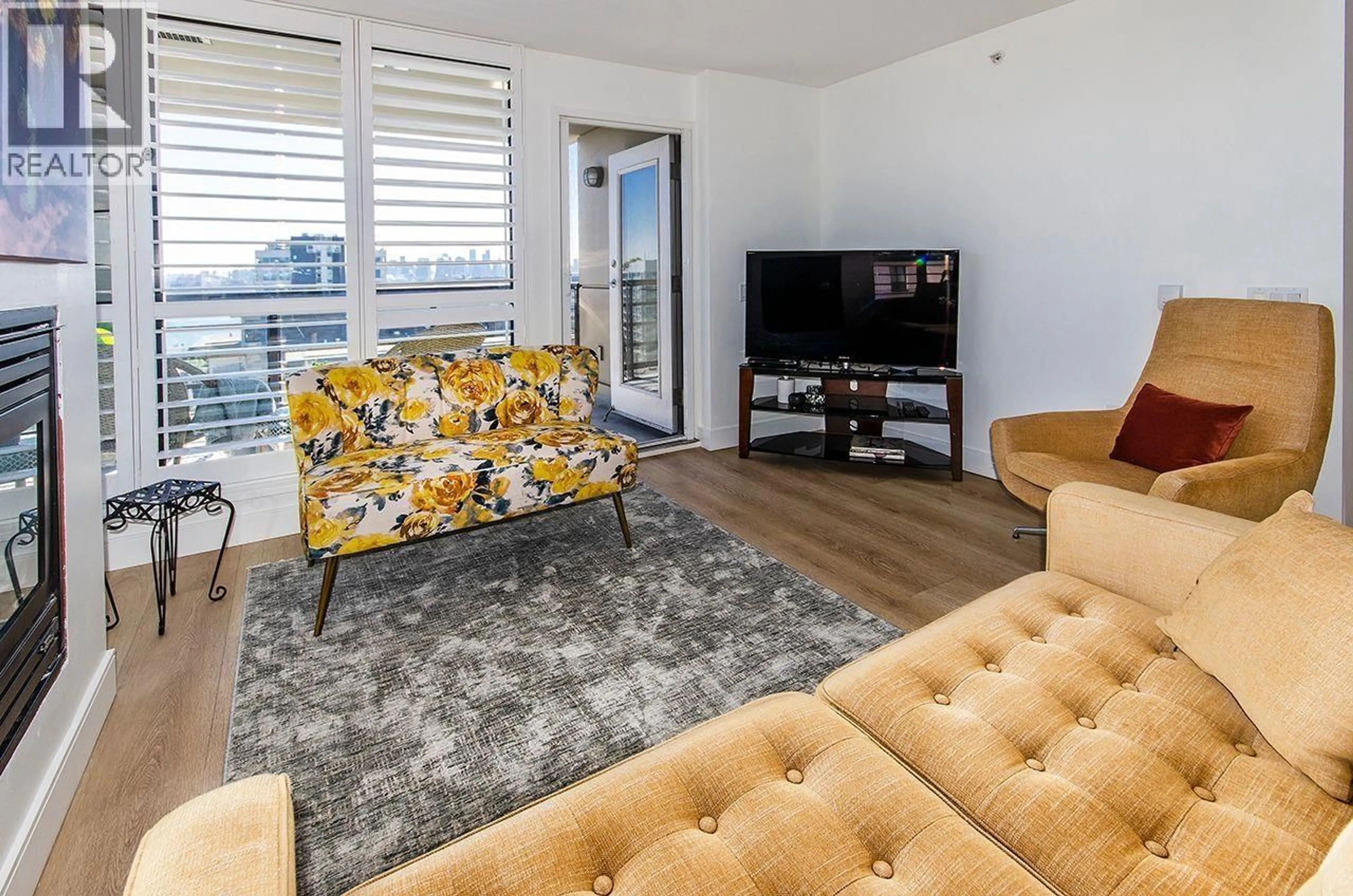 Living room with furniture, unknown for 902 - 124 1ST STREET, North Vancouver British Columbia V7M3N3