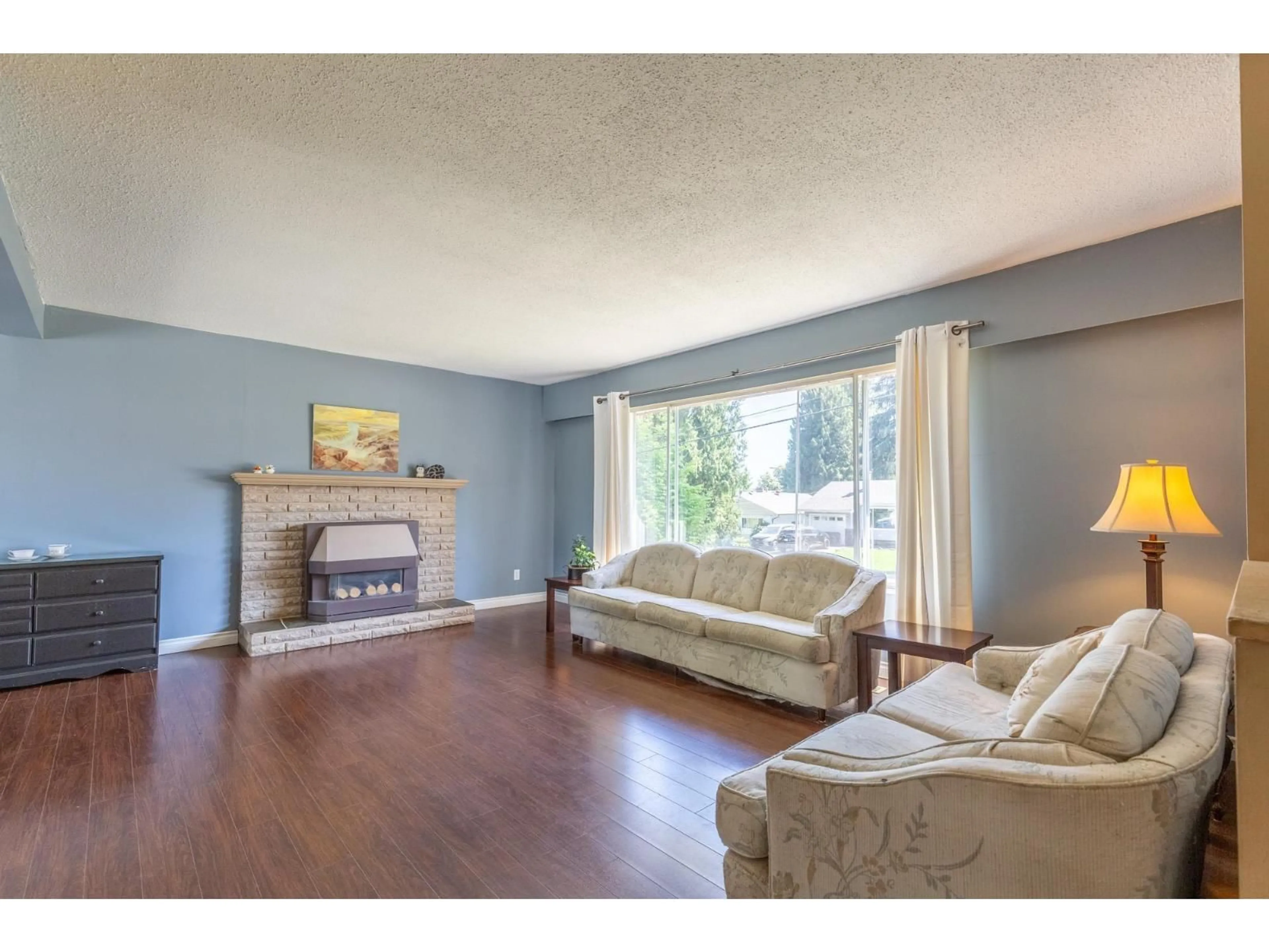 Living room with furniture, wood/laminate floor for 14769 110 AVENUE, Surrey British Columbia V3R2A9