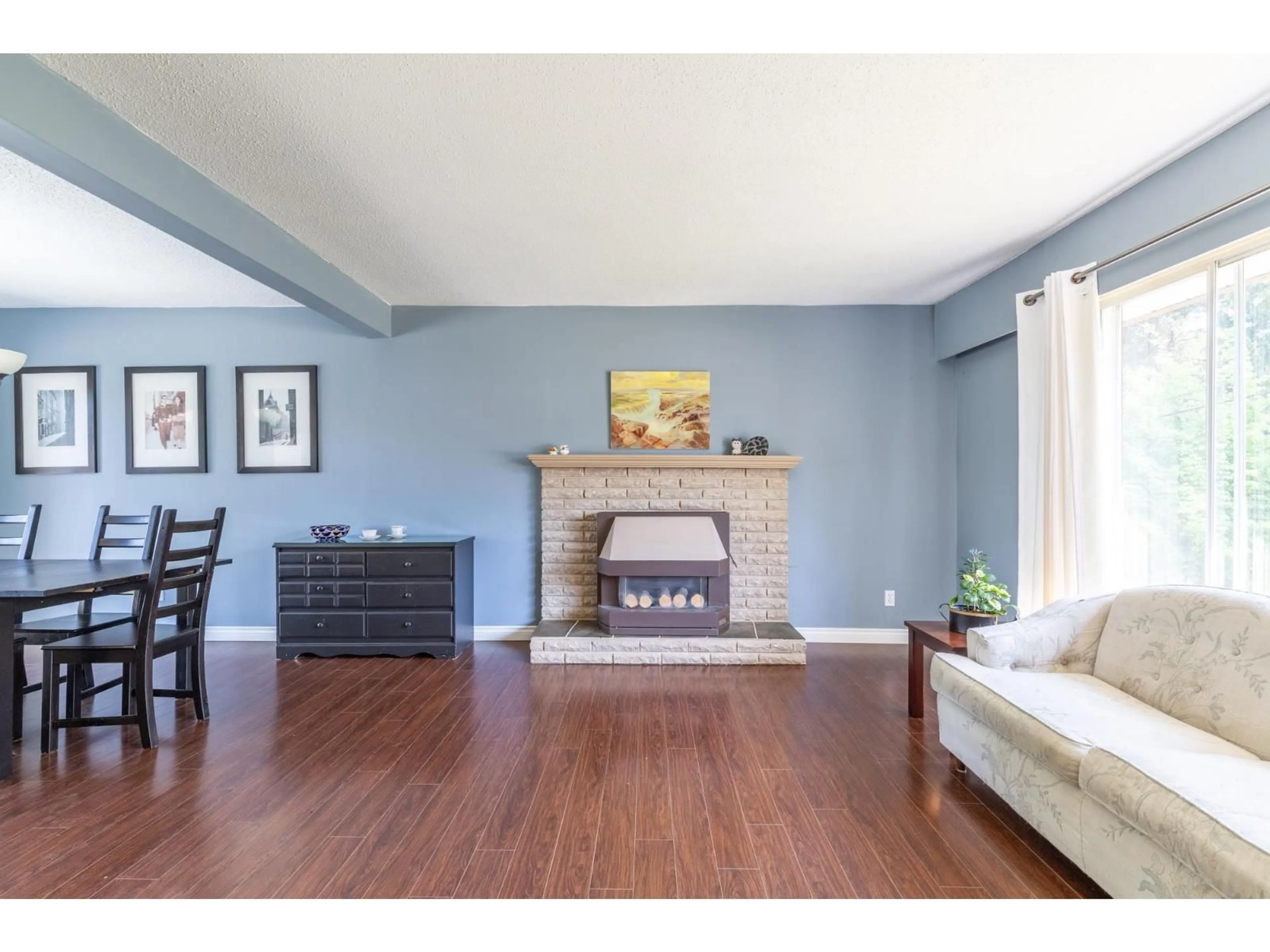 Living room with furniture, wood/laminate floor for 14769 110 AVENUE, Surrey British Columbia V3R2A9
