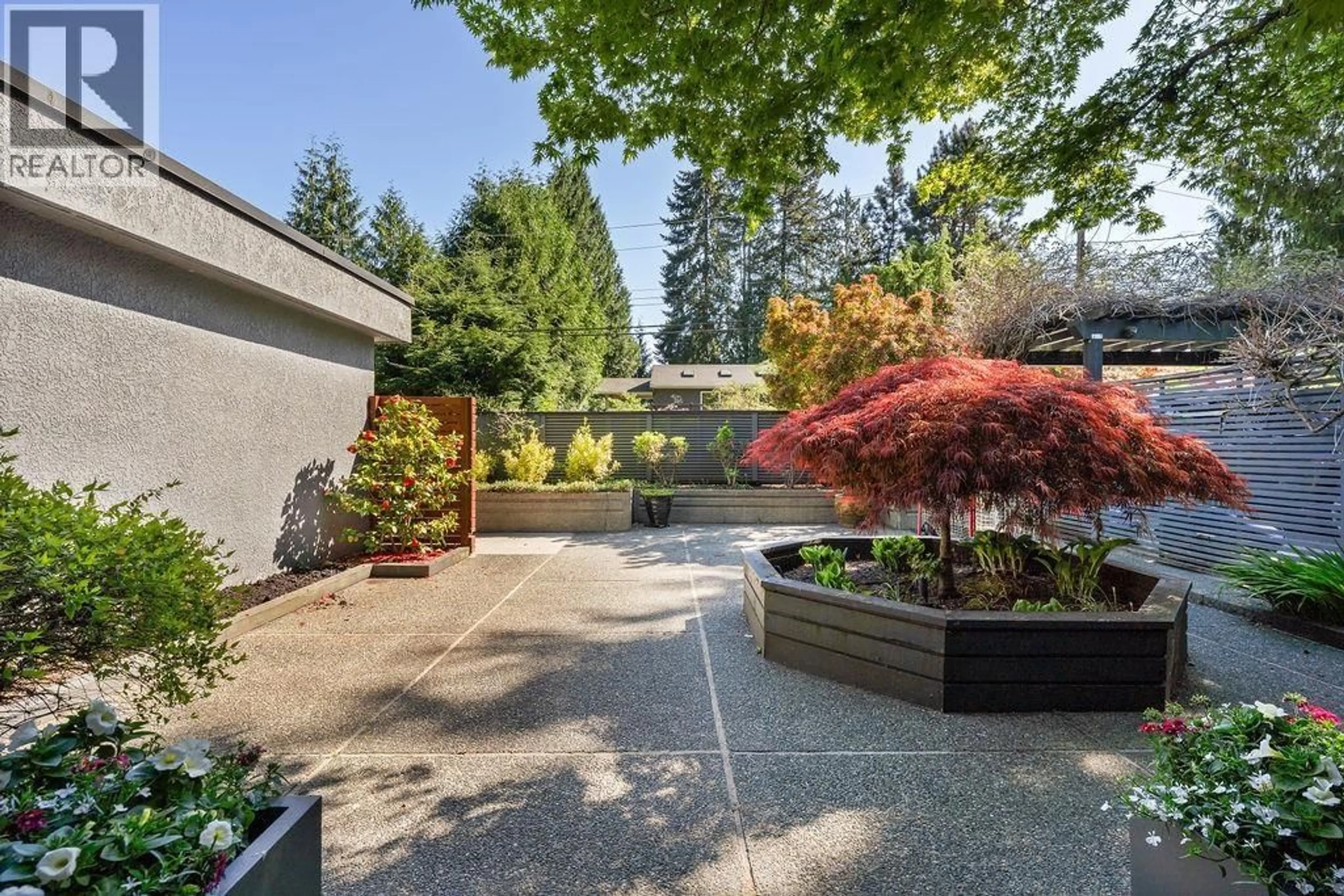 Patio, street for 1098 LINNAE AVENUE, North Vancouver British Columbia V7R1Z4