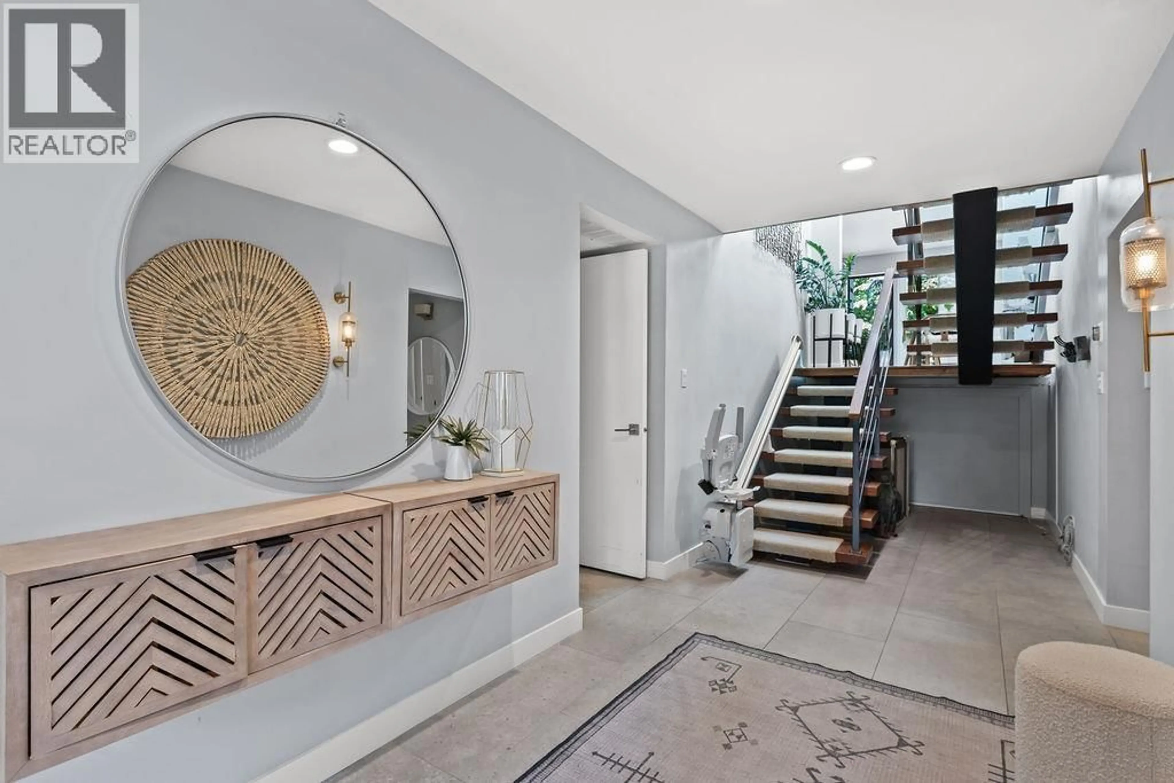 Indoor entryway for 1098 LINNAE AVENUE, North Vancouver British Columbia V7R1Z4