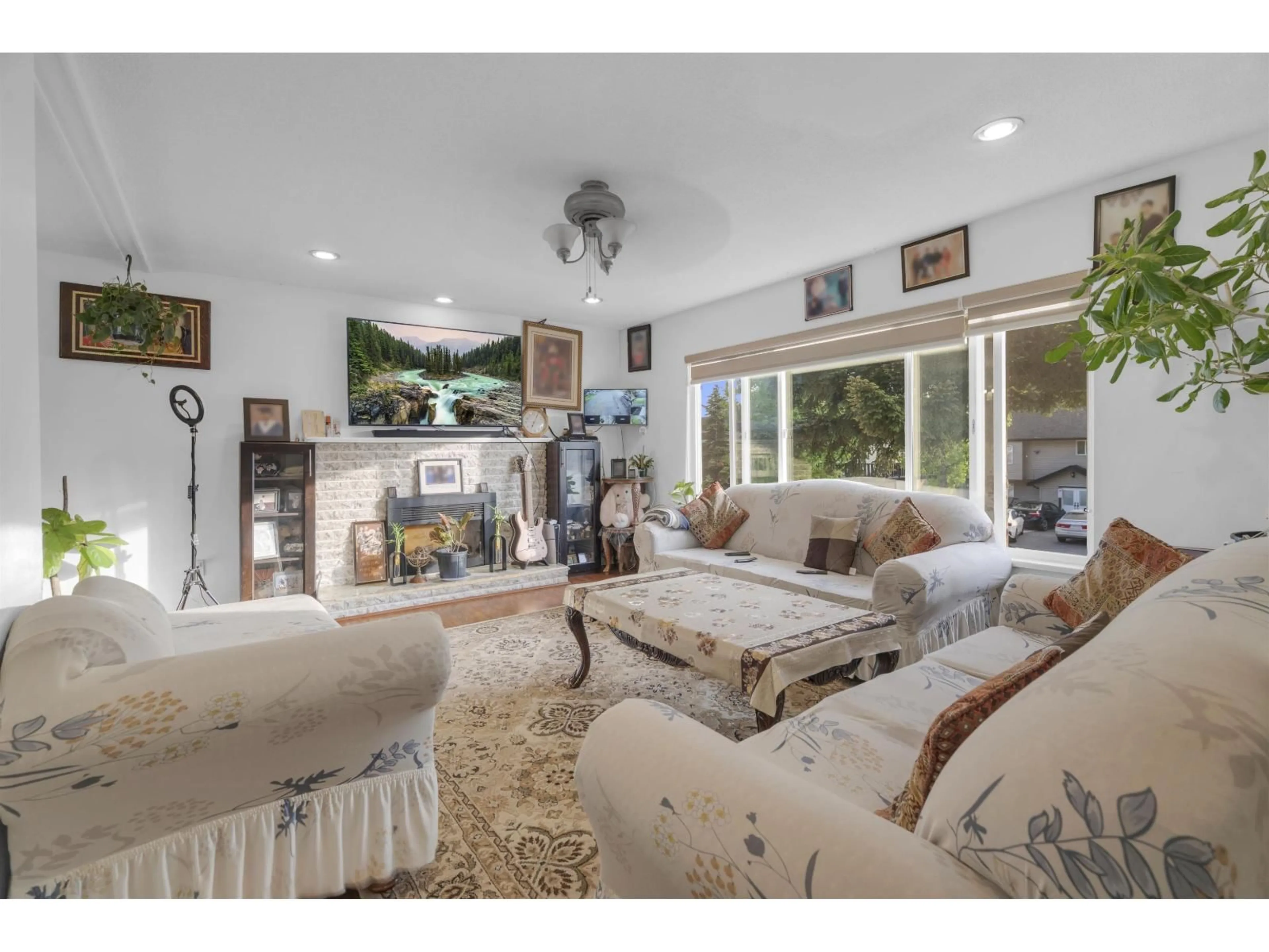 Living room with furniture, unknown for 9298 CINNAMON DRIVE, Surrey British Columbia V3V1V2